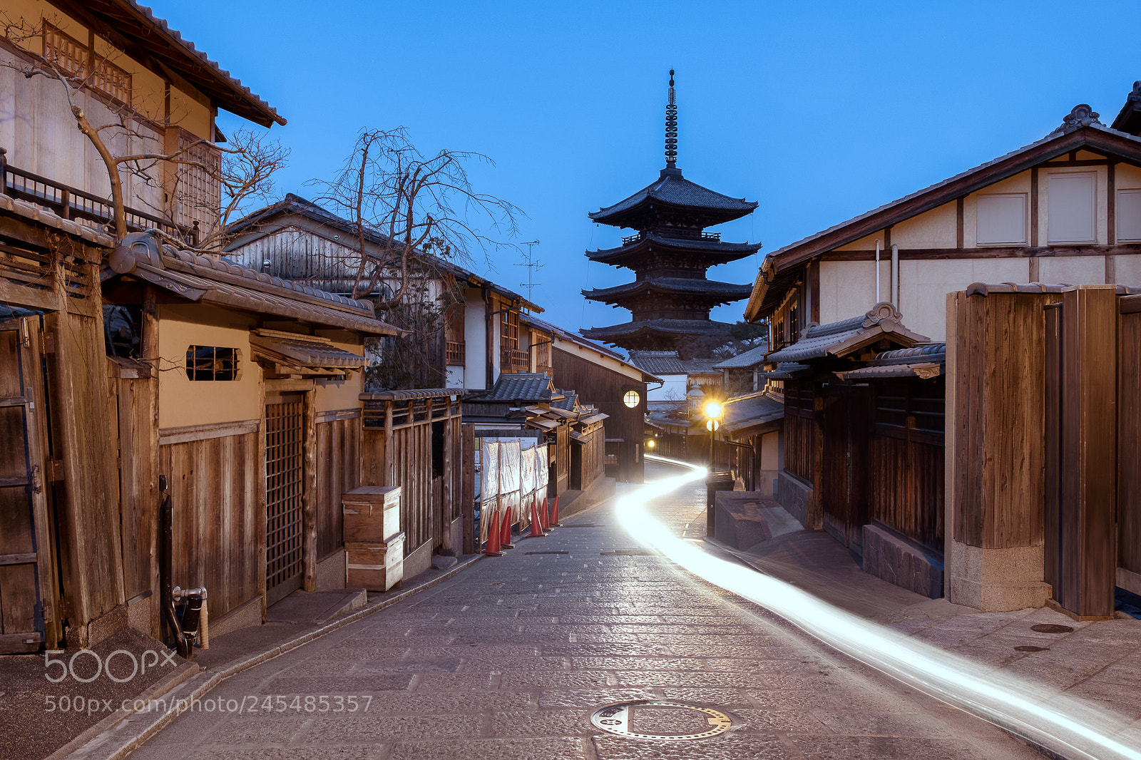 Fujifilm X-T20 sample photo. Yasaka pagoda streak photography