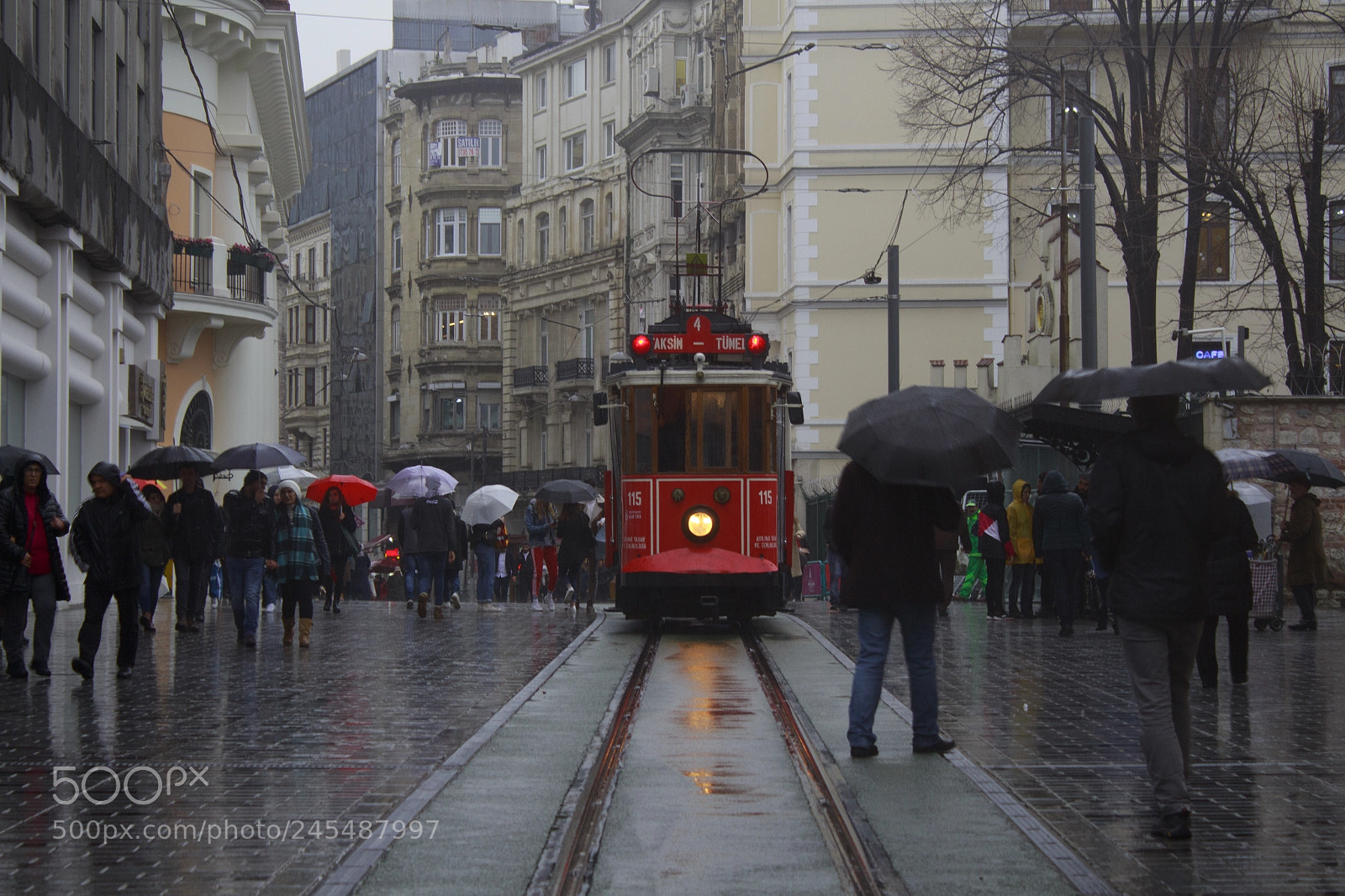 Canon EOS 700D (EOS Rebel T5i / EOS Kiss X7i) sample photo. Rain time istiklal caddesi. photography