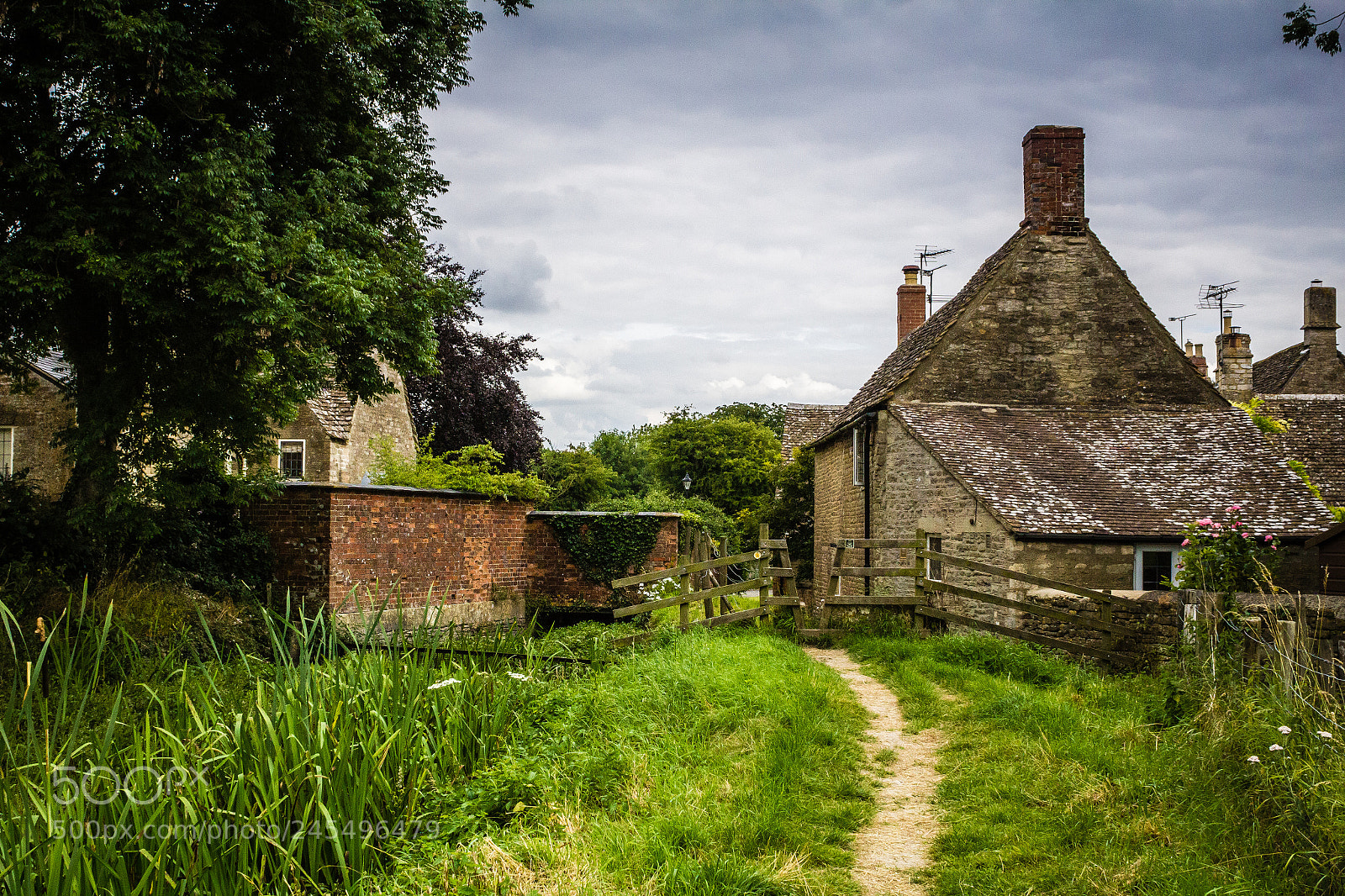 Canon EOS 1200D (EOS Rebel T5 / EOS Kiss X70 / EOS Hi) sample photo. Church walk, cotswolds uk photography
