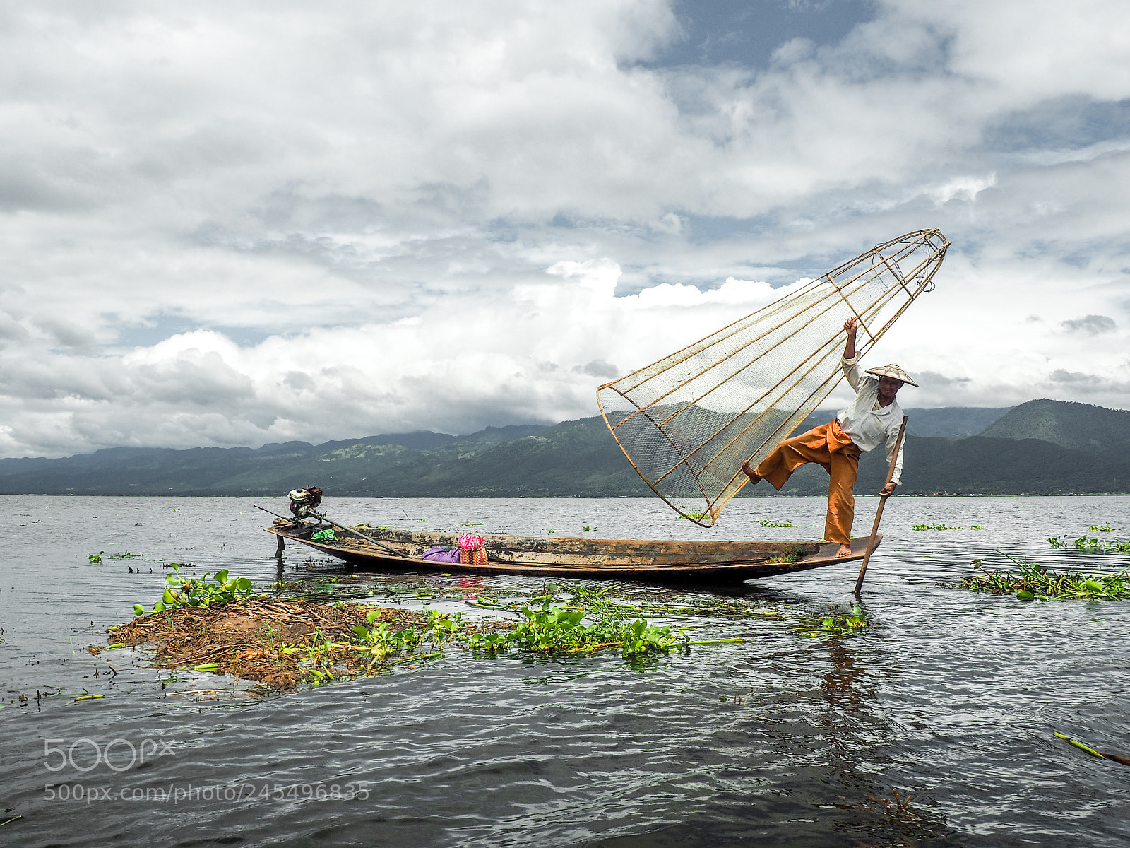 Olympus OM-D E-M10 sample photo. Fisherman acting at inle photography
