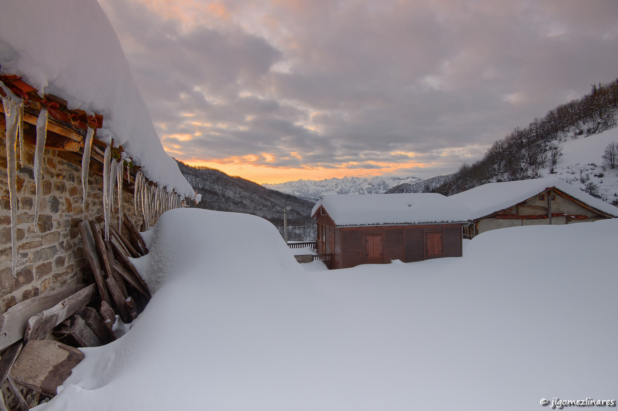 Nikon D810 + Nikon AF-S Nikkor 16-35mm F4G ED VR sample photo. Carambanos al atardecer photography