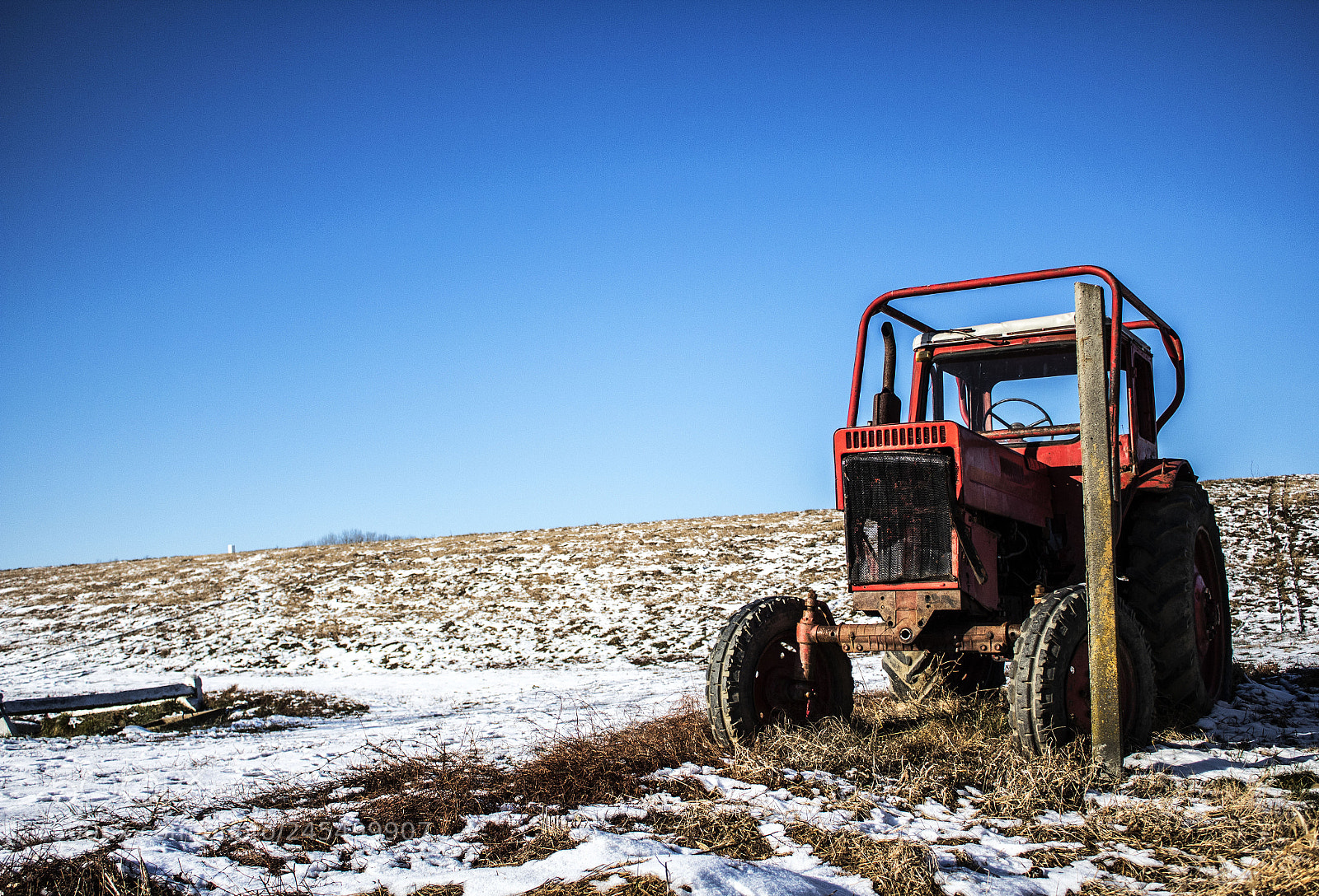Canon EOS 1300D (EOS Rebel T6 / EOS Kiss X80) sample photo. Lonely tractor photography