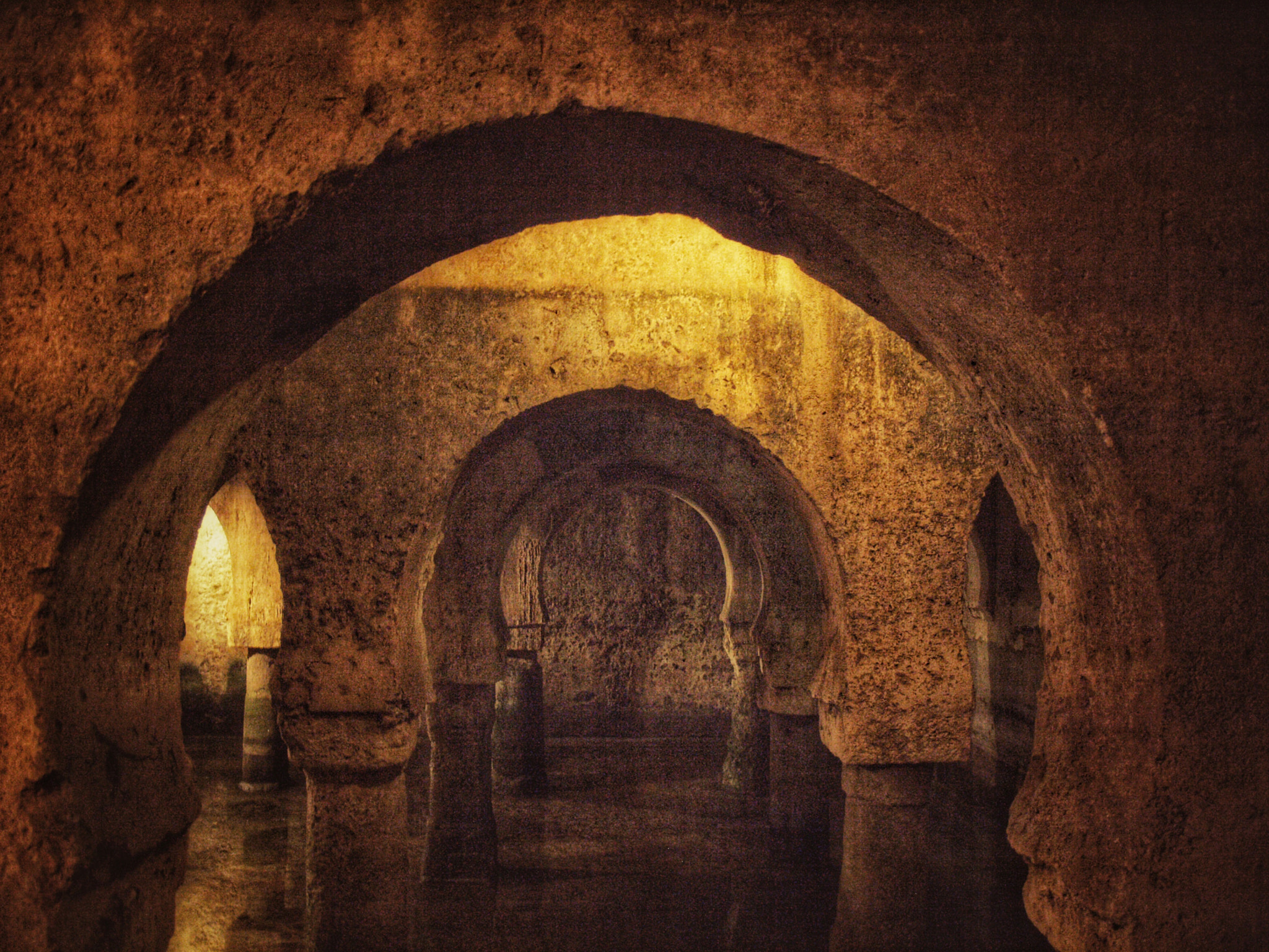 Olympus E-330 (EVOLT E-330) sample photo. Aljibe. ciudad monumental de cáceres photography