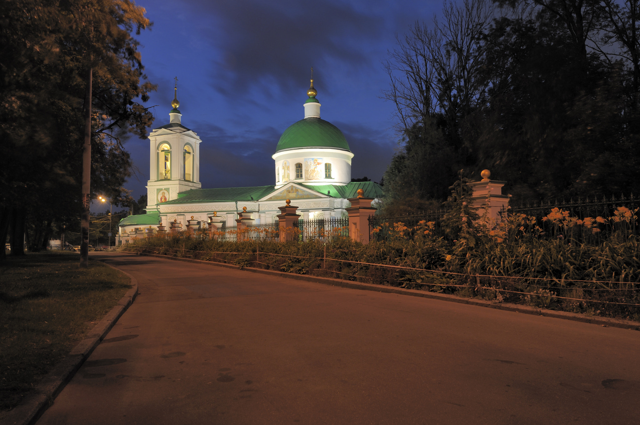 Nikon D90 + Nikon AF-S Nikkor 16-35mm F4G ED VR sample photo. The church of the life-giving trinity photography