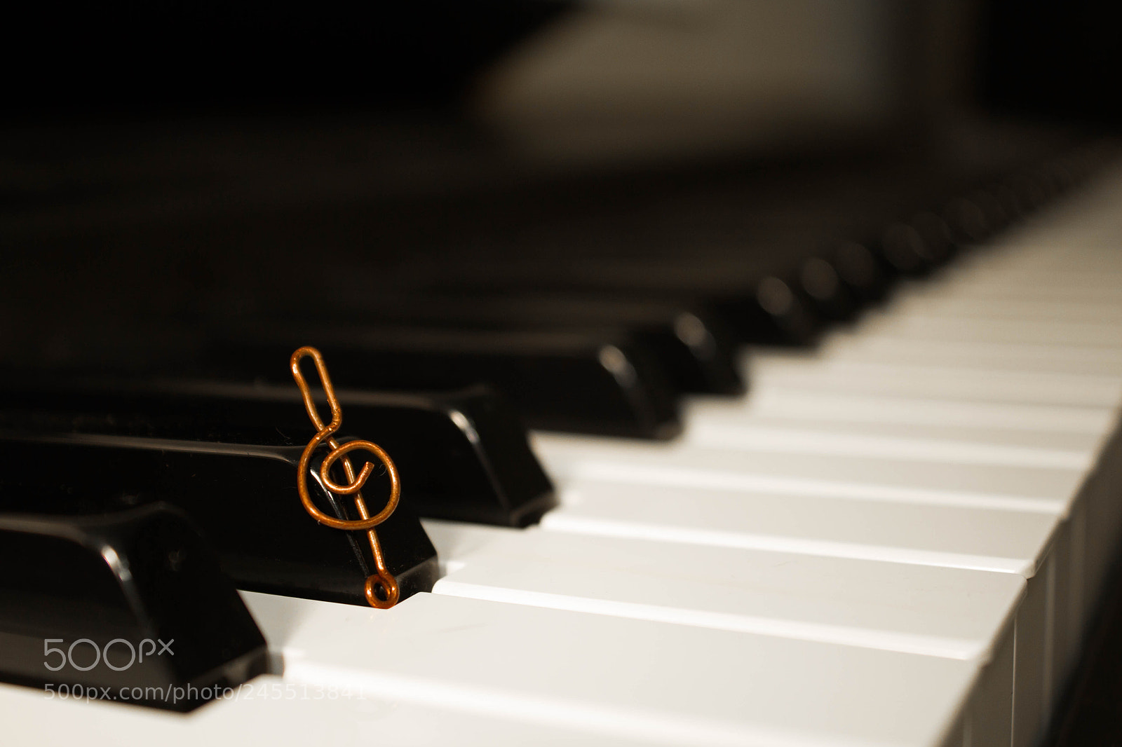 Canon EOS 600D (Rebel EOS T3i / EOS Kiss X5) sample photo. Piano photography