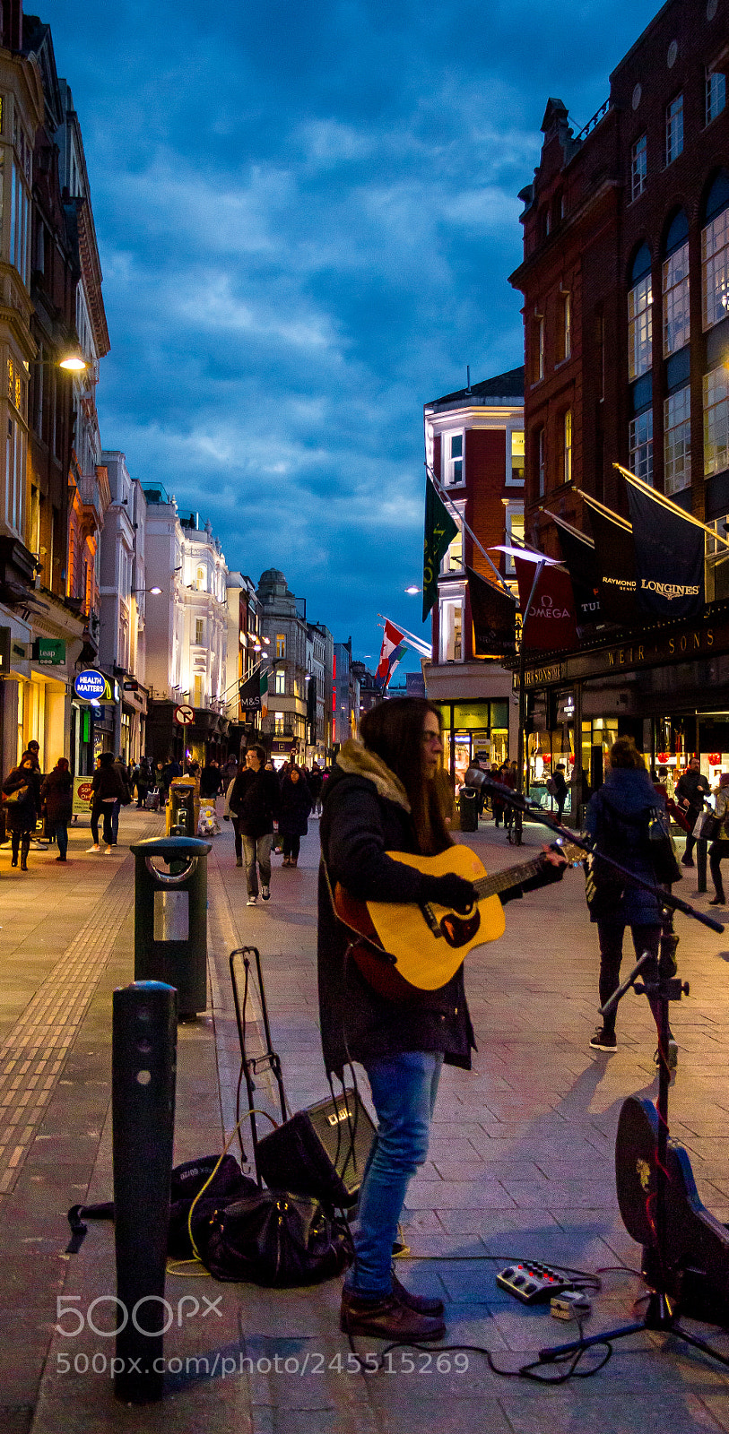 Canon EOS 650D (EOS Rebel T4i / EOS Kiss X6i) sample photo. Busker under the big photography