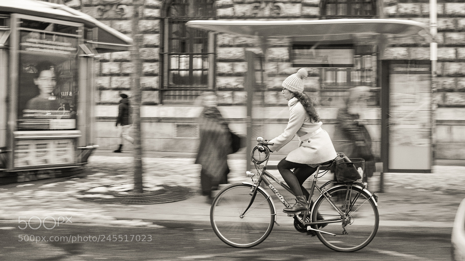 Fujifilm X100T sample photo. Paris bicycle in motion photography