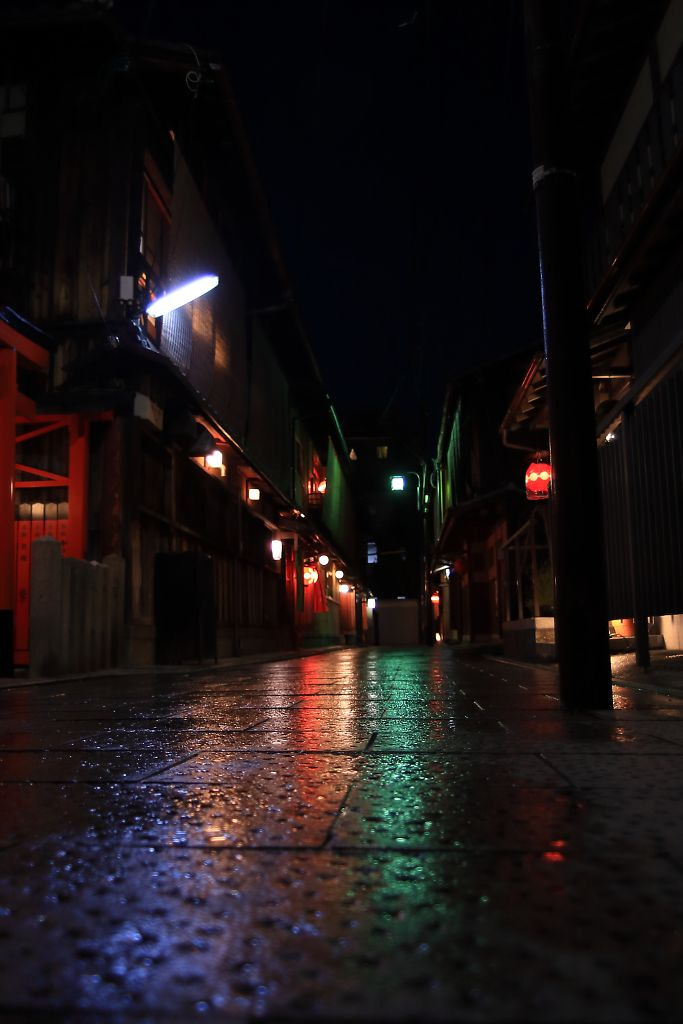 Canon EOS-1D Mark III + Canon EF 28-80mm f/3.5-5.6 USM sample photo. Night alley photography