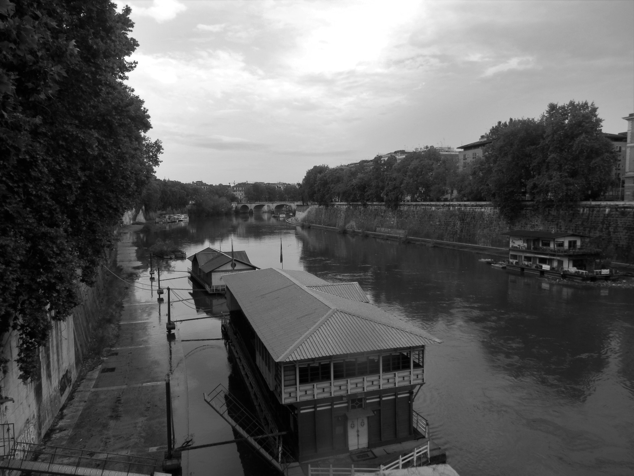 Olympus SZ-14 sample photo. View at the river tiber photography