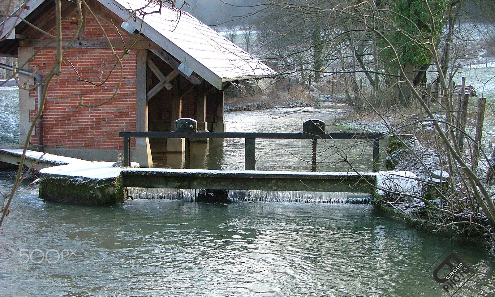 Fujifilm FinePix S5000 sample photo. Petit lavoir gelé sous les eaux photography