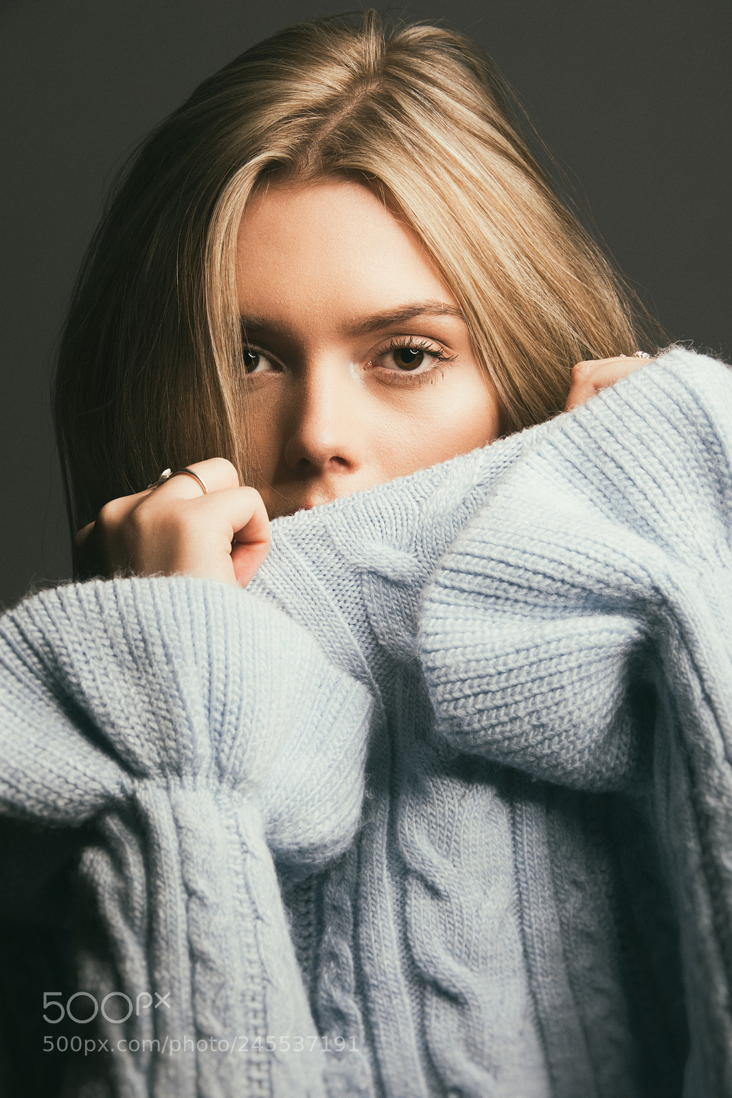 Canon EOS 5D Mark IV sample photo. Girl in blue sweater photography