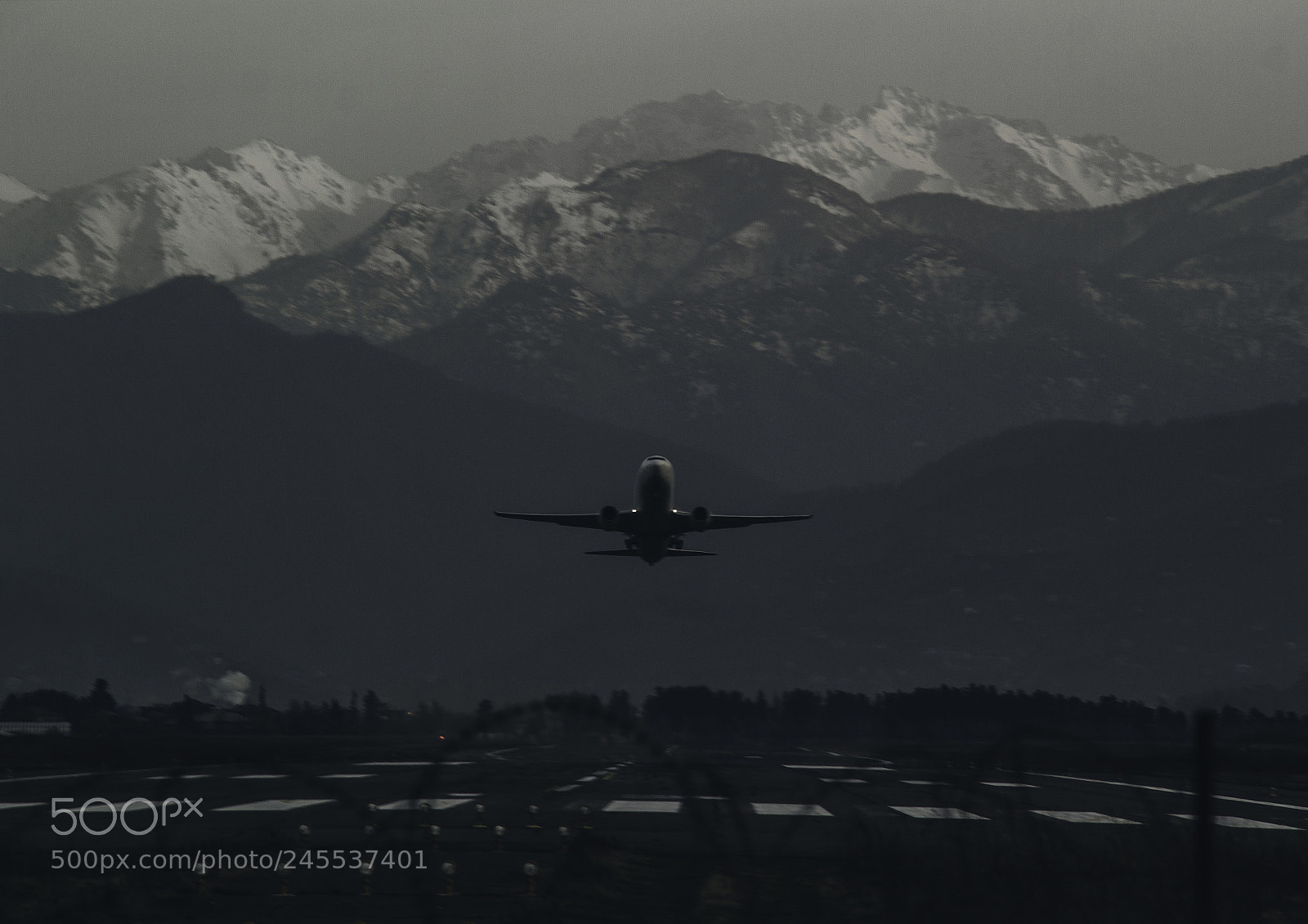 Canon EOS 600D (Rebel EOS T3i / EOS Kiss X5) sample photo. Flight far away photography