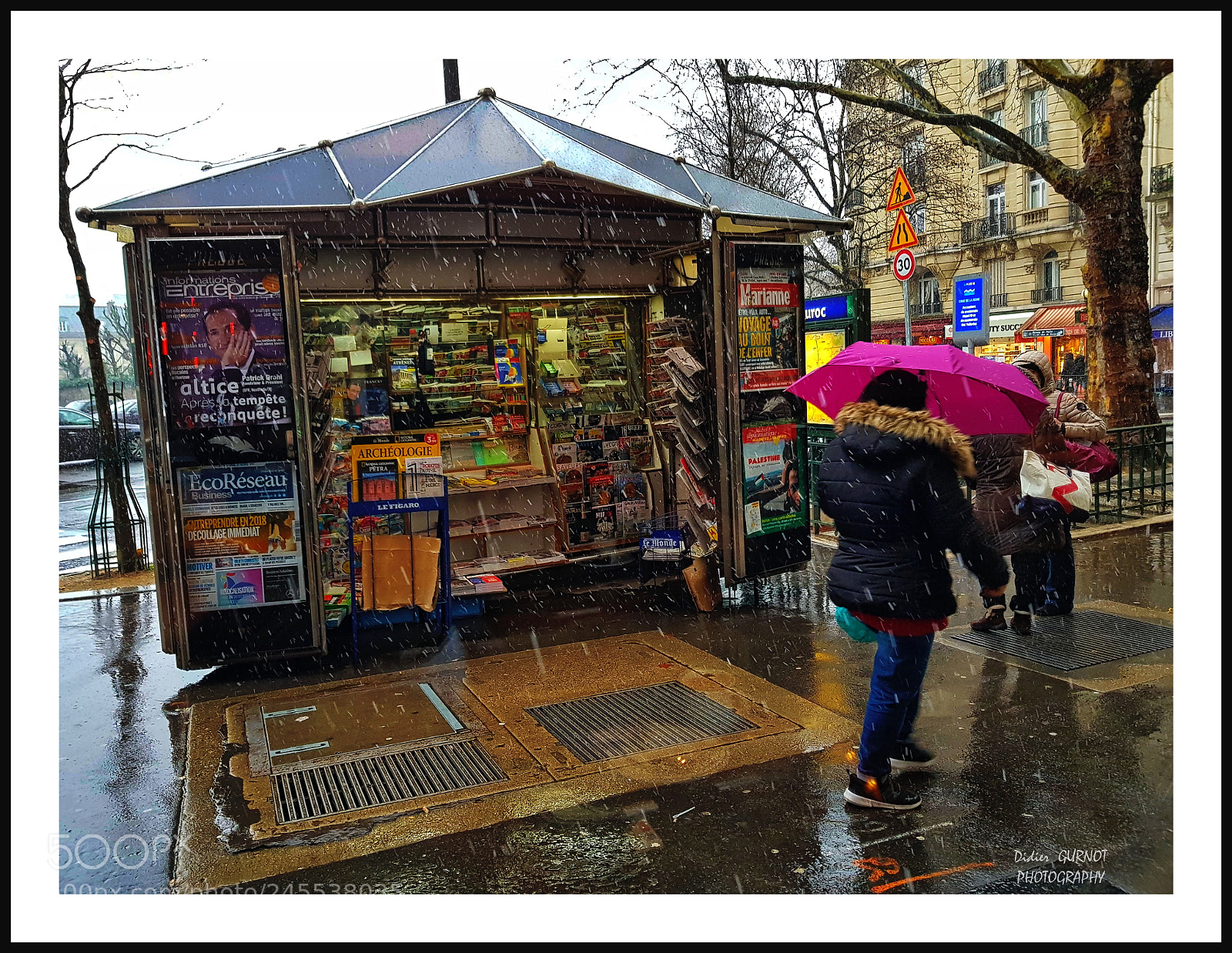 Samsung Galaxy S8+ sample photo. Kiosque à journaux photography