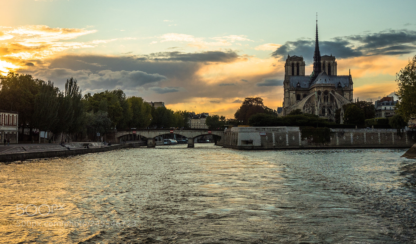 Olympus OM-D E-M5 II sample photo. Notre dame from the photography