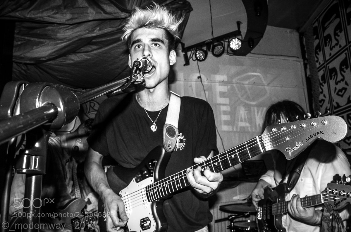 Canon EOS 60D sample photo. Arcade hearts live at photography
