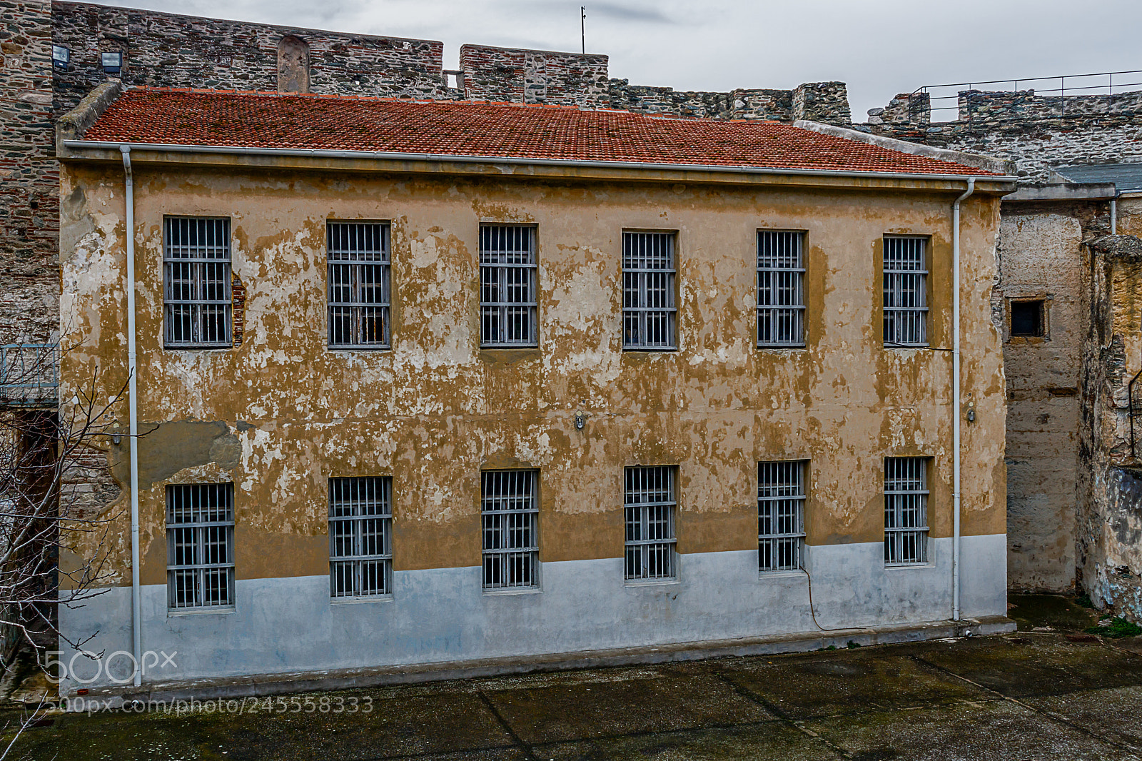 Canon EOS 750D (EOS Rebel T6i / EOS Kiss X8i) sample photo. Inside the old prison.cell photography
