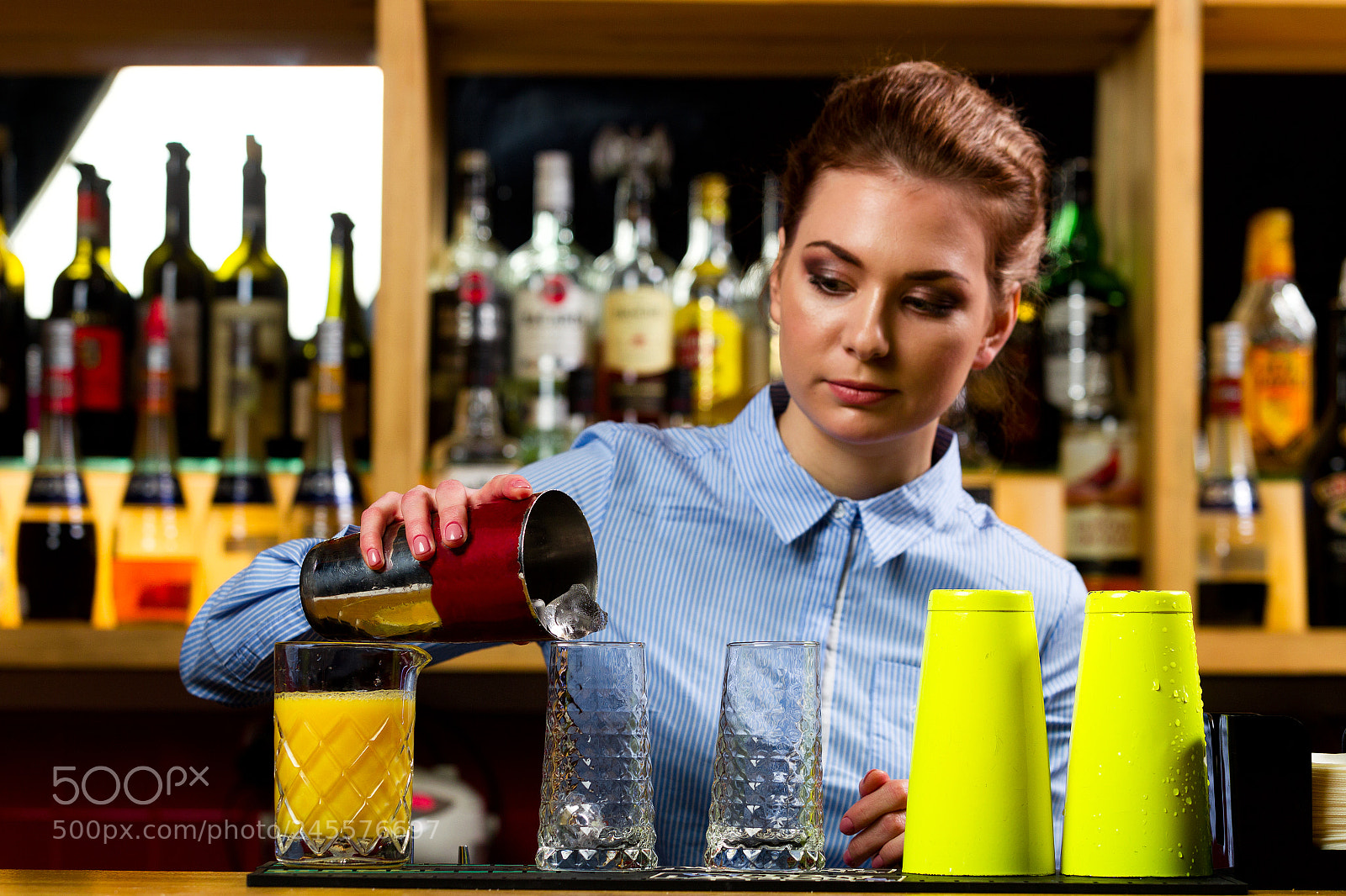 Canon EOS-1D Mark IV sample photo. The bartender prepares cocktails photography