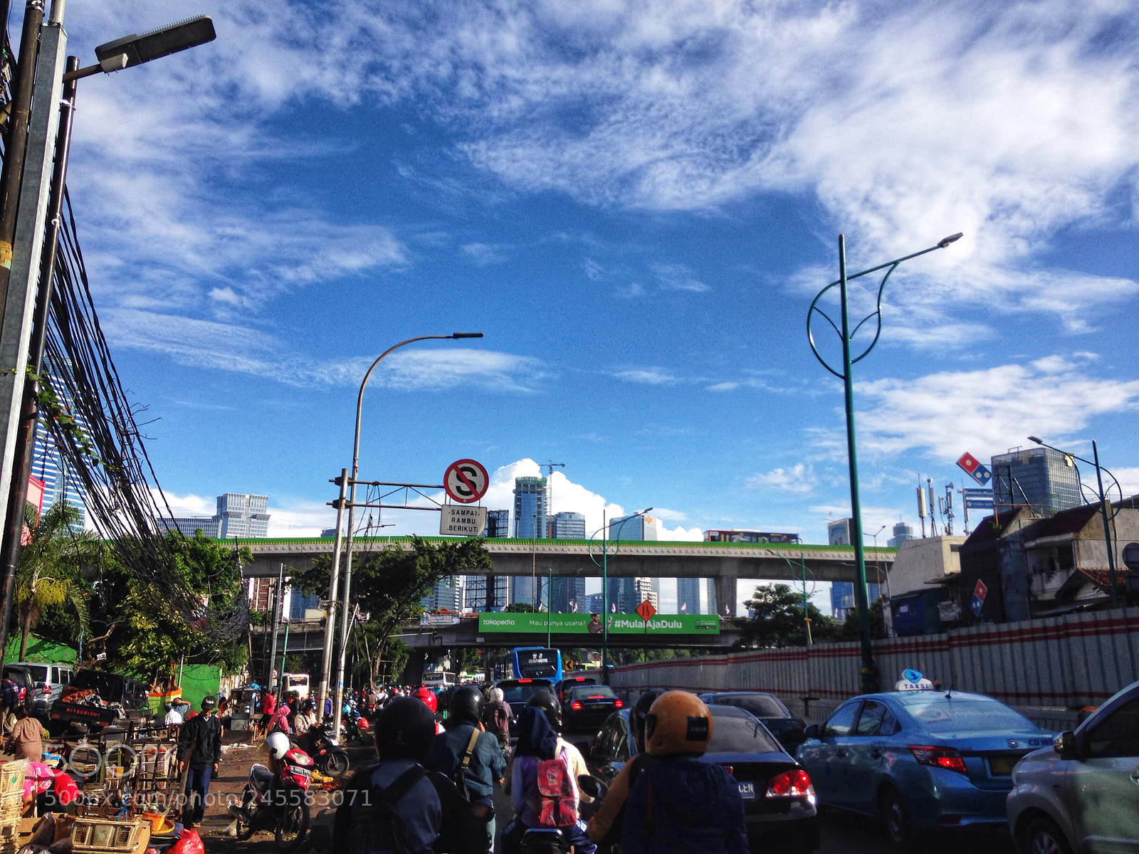 Apple iPhone 5c sample photo. Crowded but clear photography
