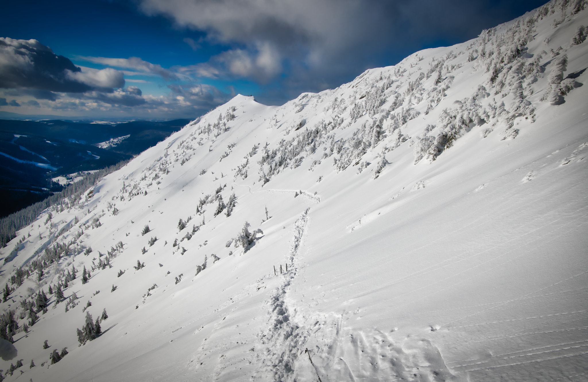 Nikon D850 + Nikon AF-S Nikkor 20mm F1.8G ED sample photo. Hiking in a mountains photography