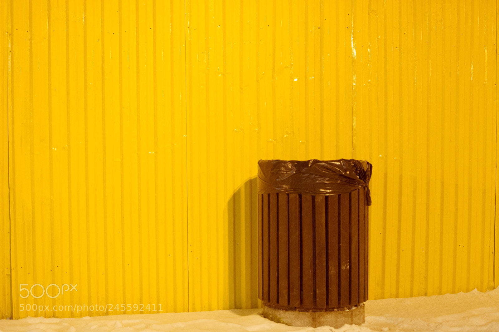 Nikon D5200 sample photo. жёлтая мусорка photography