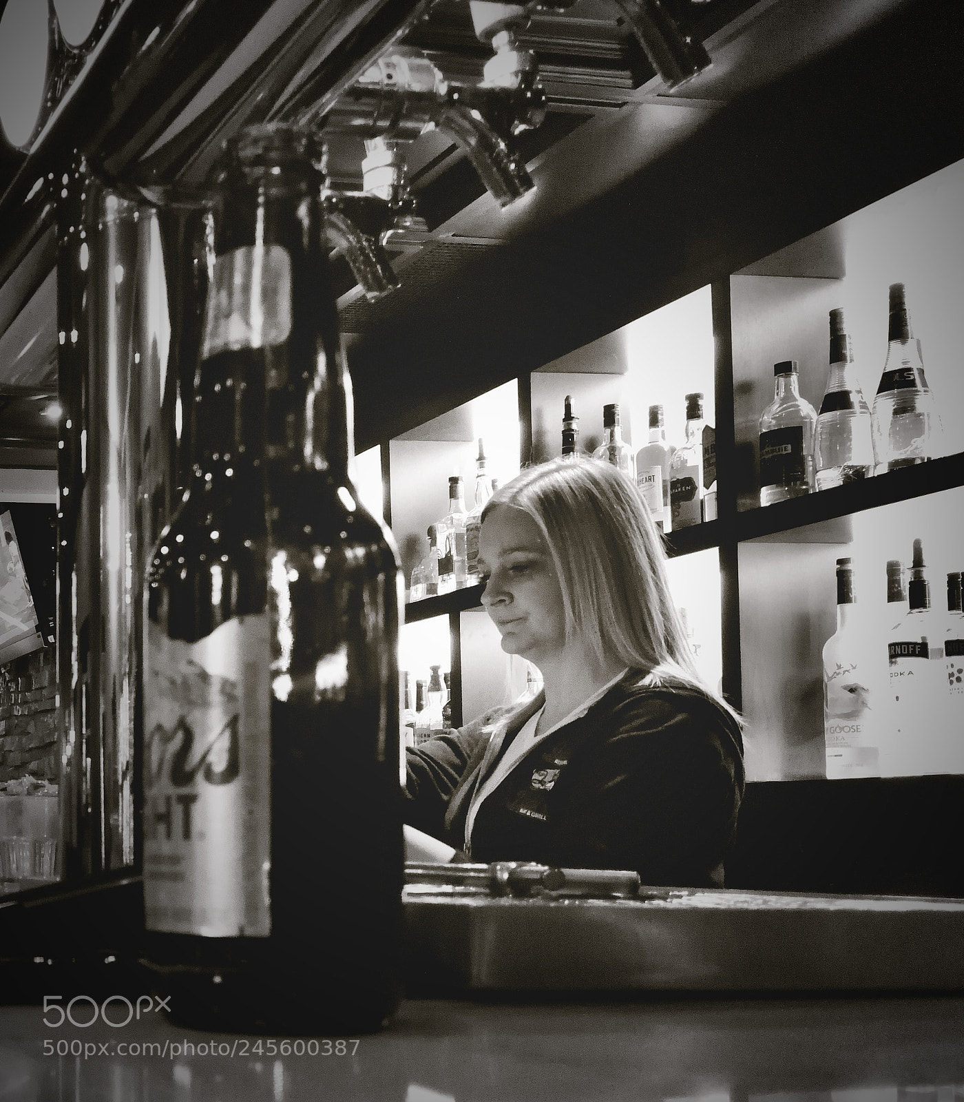 HUAWEI P10 sample photo. Barmaid photography
