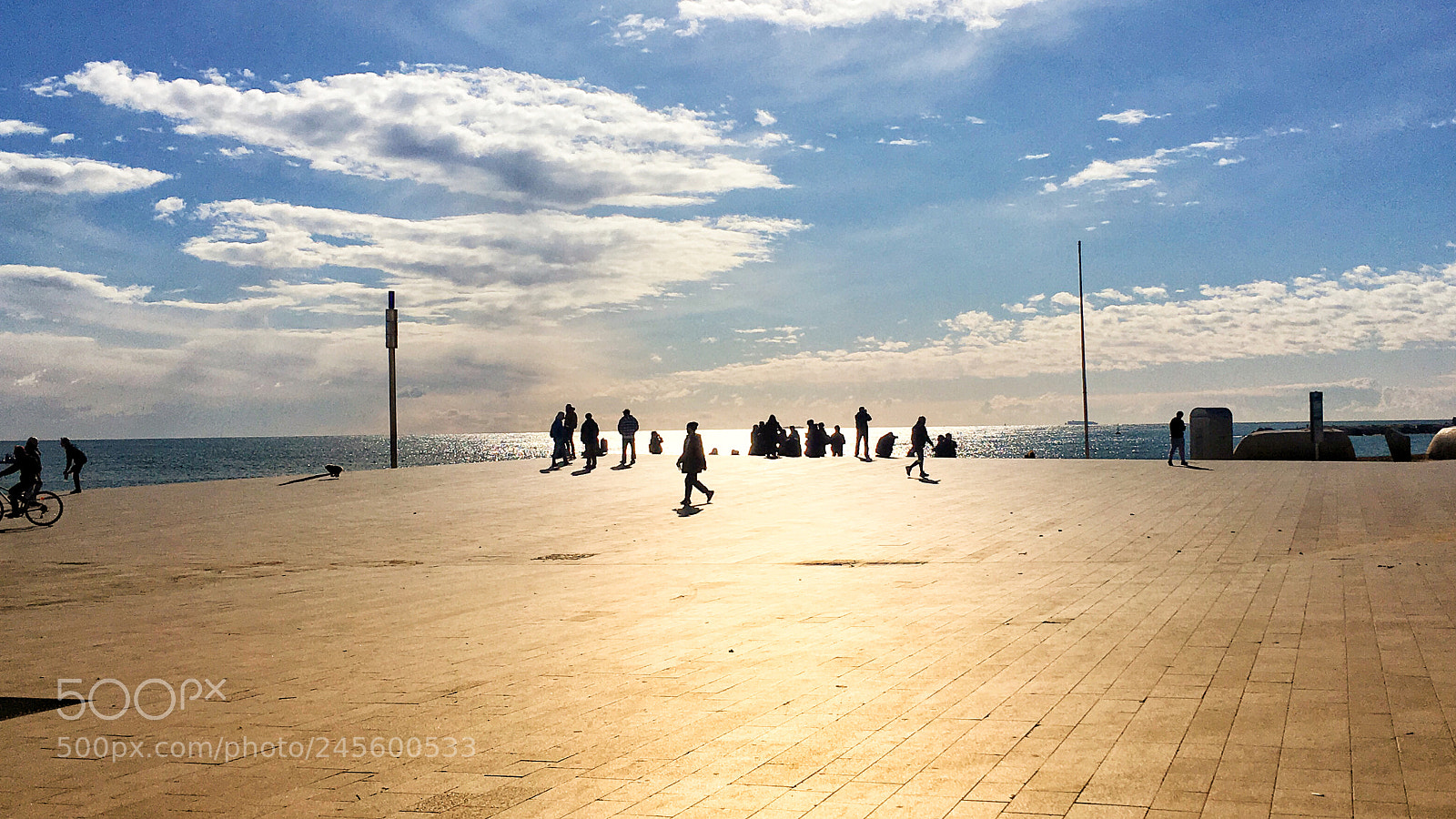 Apple iPhone SE sample photo. Horizon people photography
