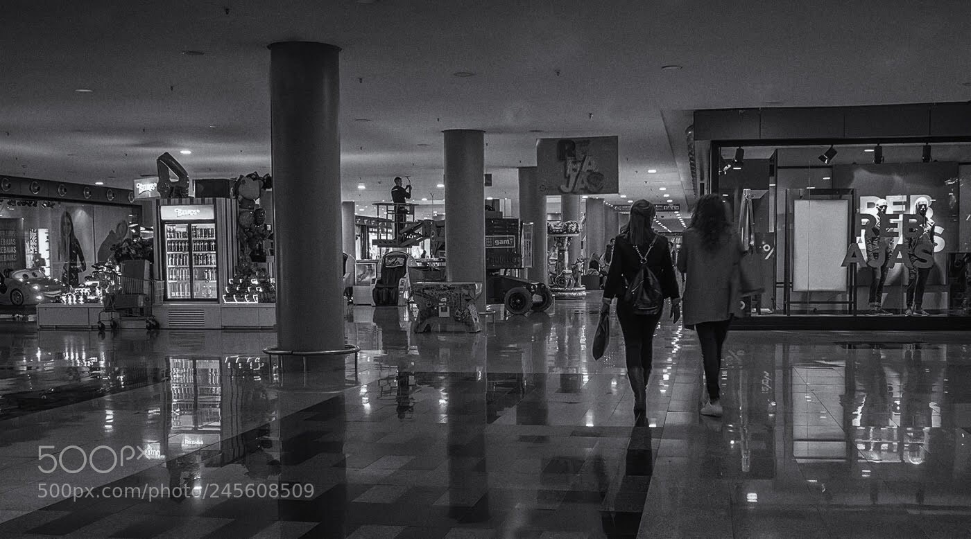 Olympus OM-D E-M5 II sample photo. Retail therapy shopping centre photography