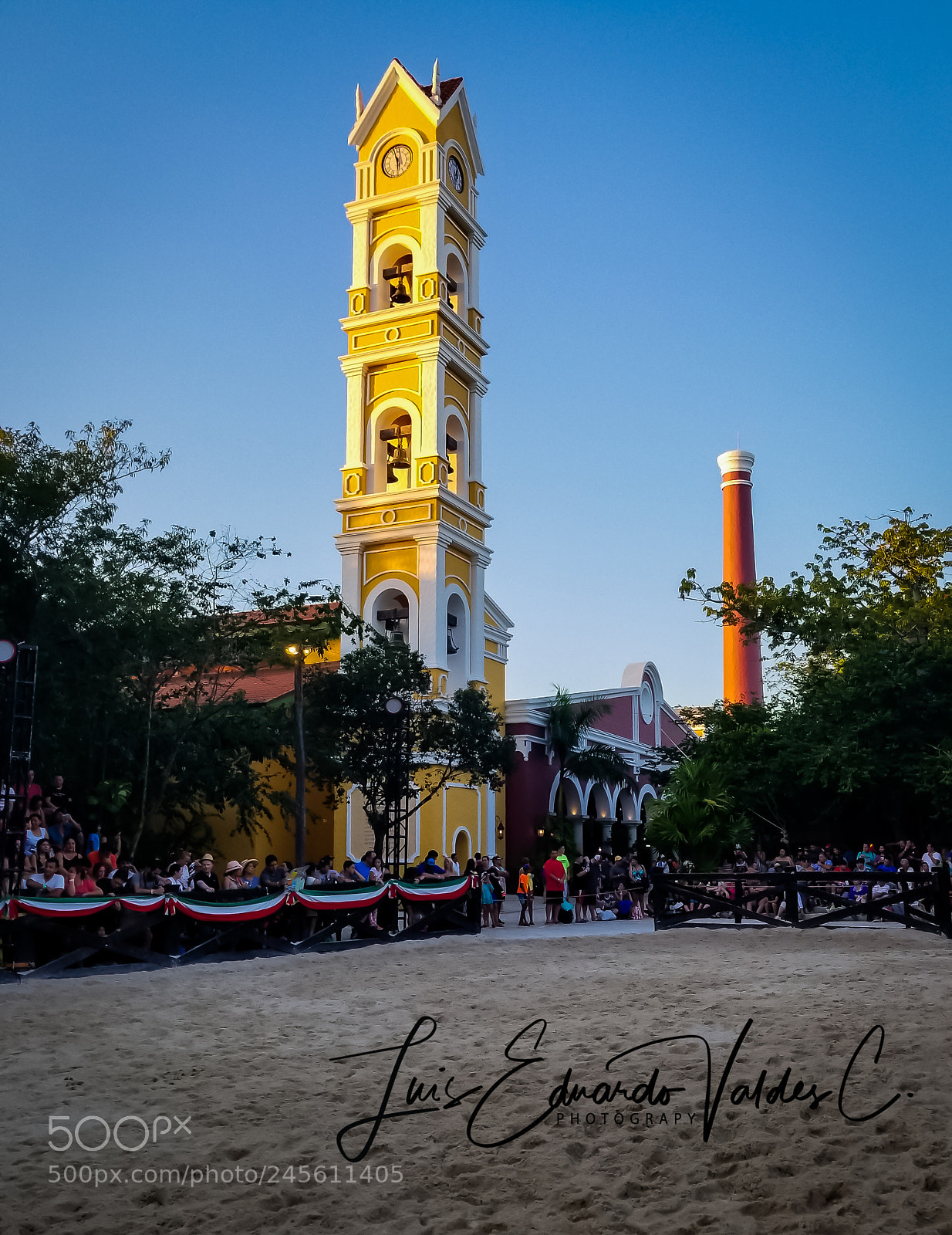 Samsung Galaxy S8 sample photo. Plaza show photography