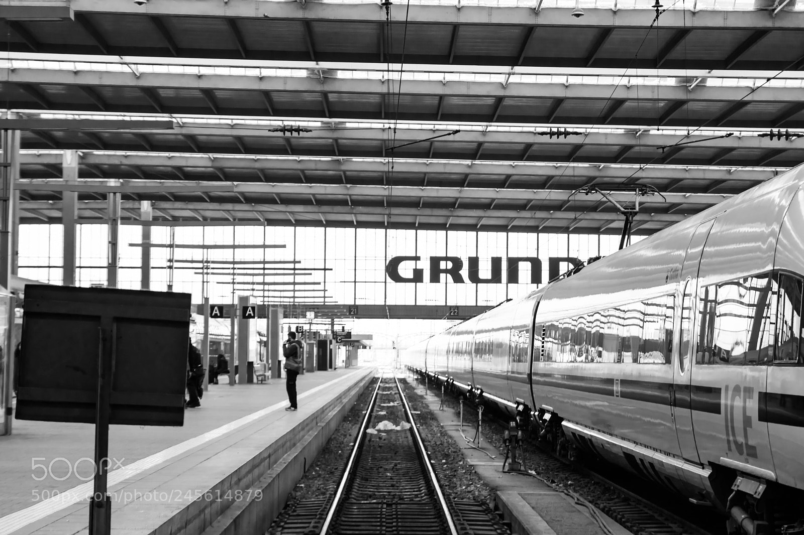 Canon EOS 77D (EOS 9000D / EOS 770D) sample photo. Munich main station photography