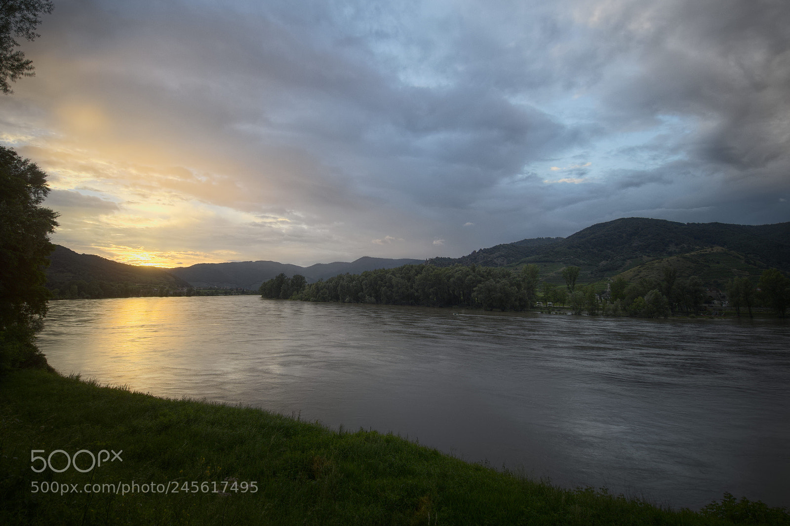 Olympus PEN E-PL5 sample photo. Golden danube photography