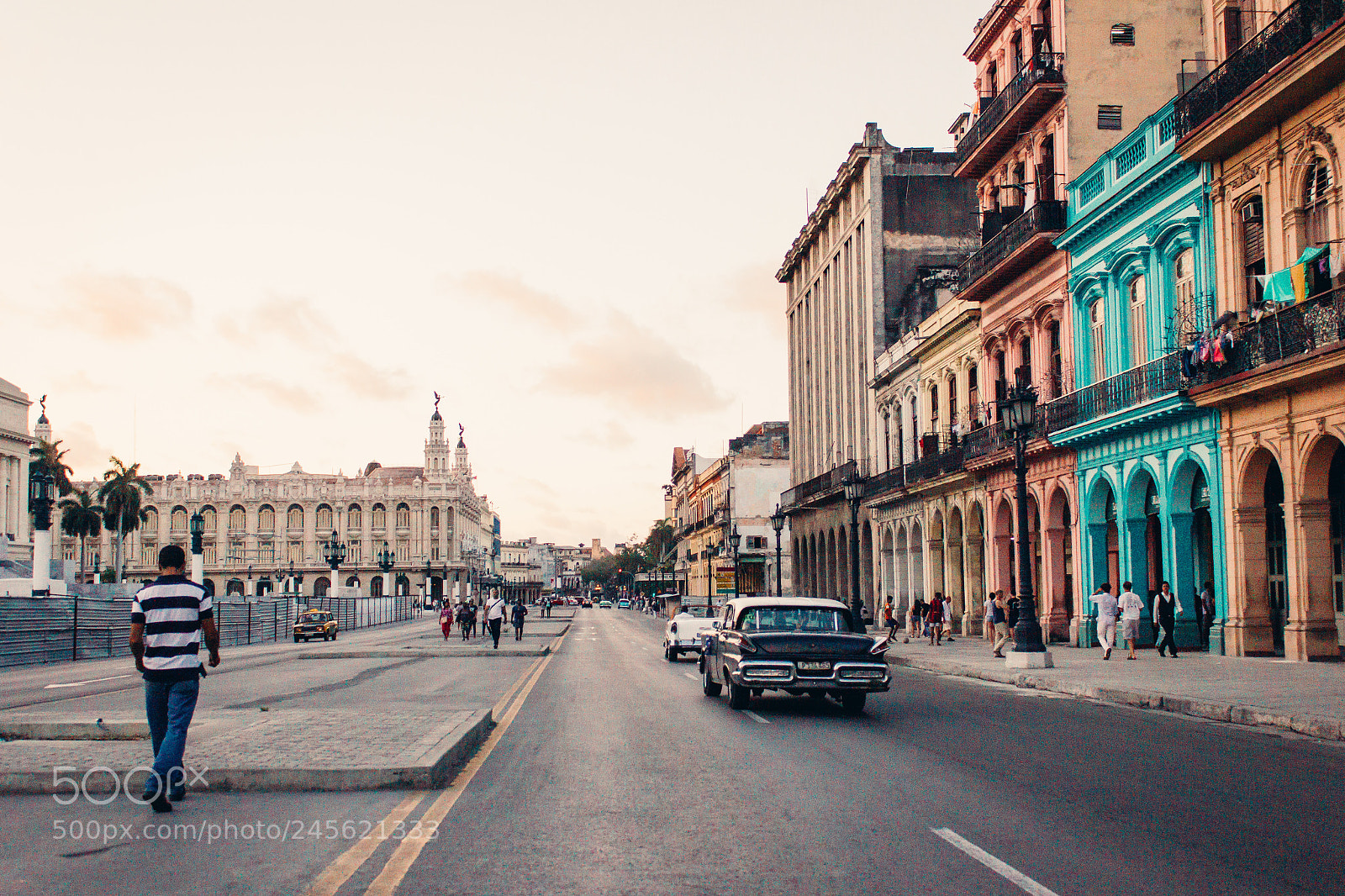 Canon EOS 550D (EOS Rebel T2i / EOS Kiss X4) sample photo. Warm evening in havana photography