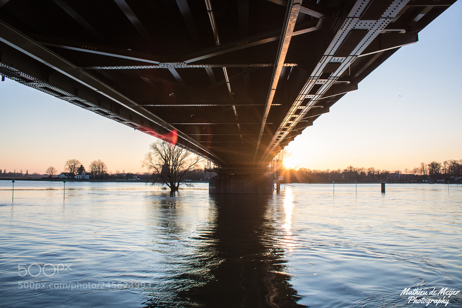 Canon EOS 750D (EOS Rebel T6i / EOS Kiss X8i) sample photo. Under the bridge downtown photography
