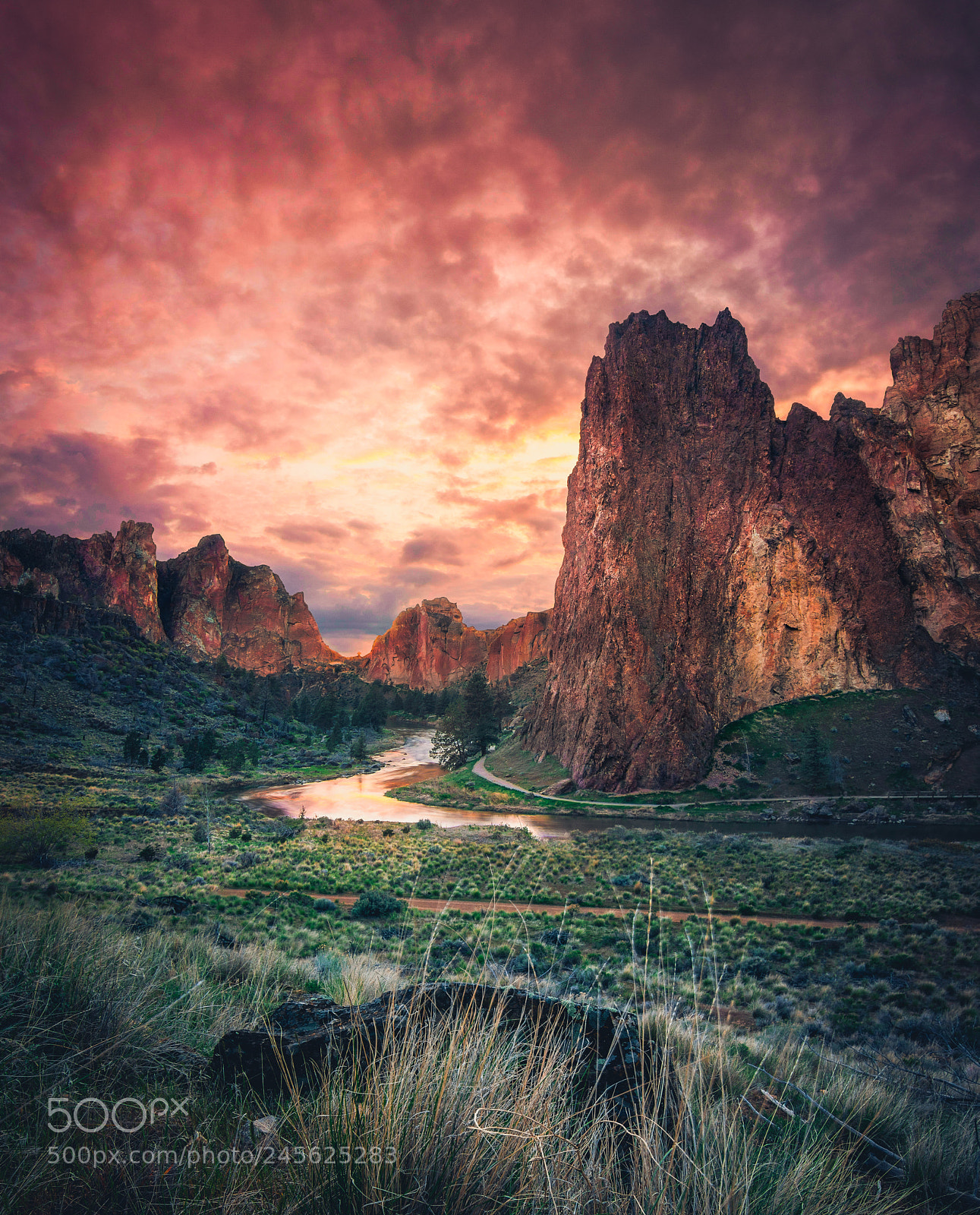 Canon EOS 7D Mark II sample photo. Smith rock photography