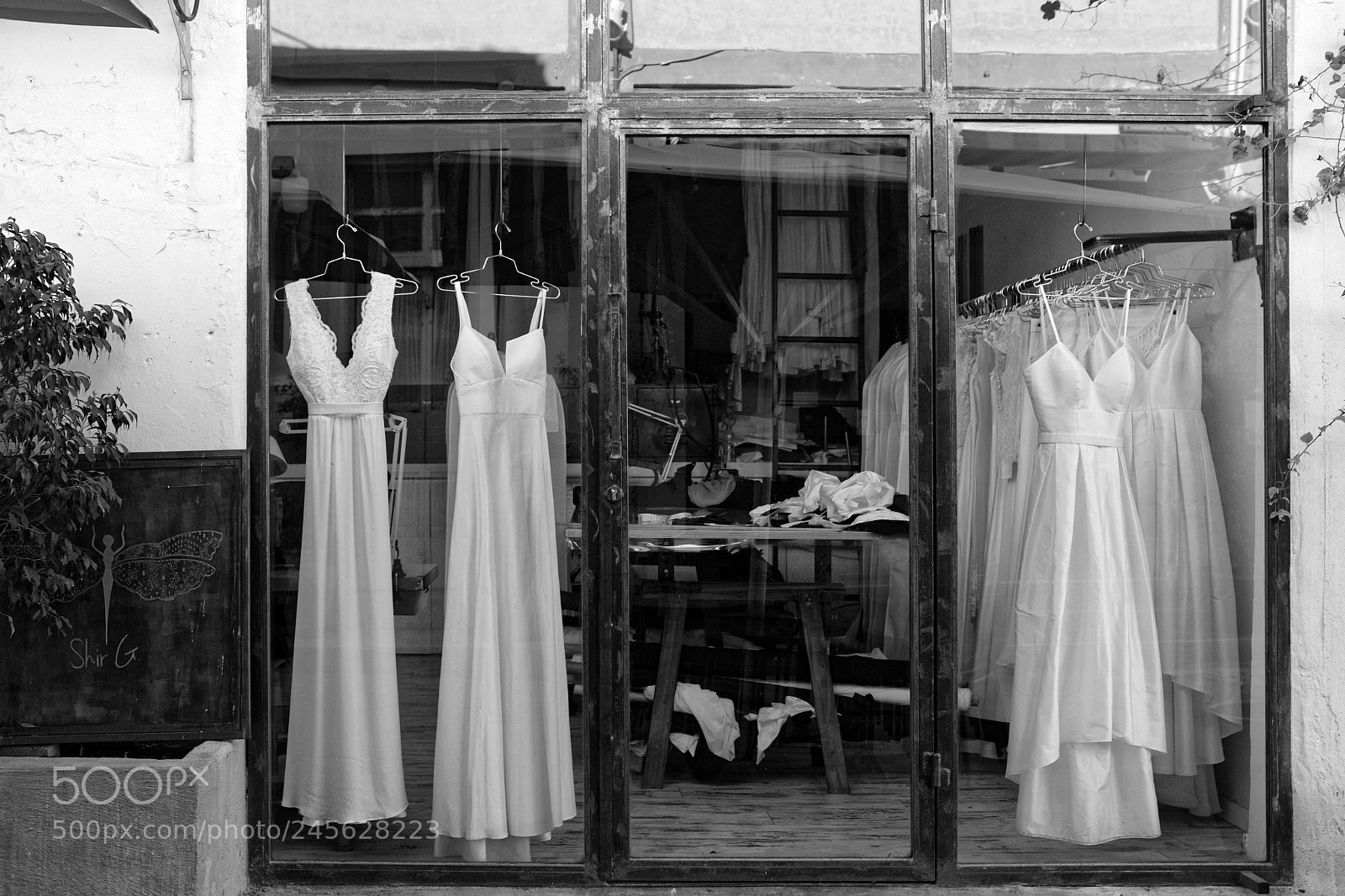 Fujifilm X100F sample photo. Waiting for brides photography