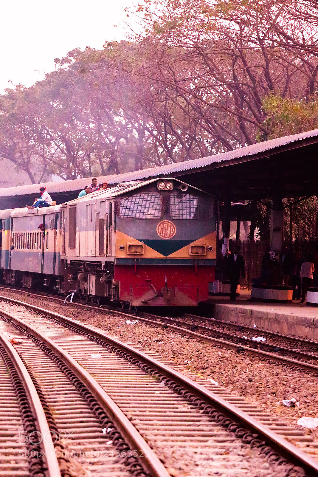 Canon EOS 750D (EOS Rebel T6i / EOS Kiss X8i) sample photo. Train of 3rd world photography