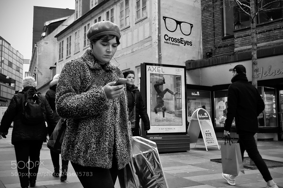 Fujifilm X-Pro2 sample photo. Texting shopper photography