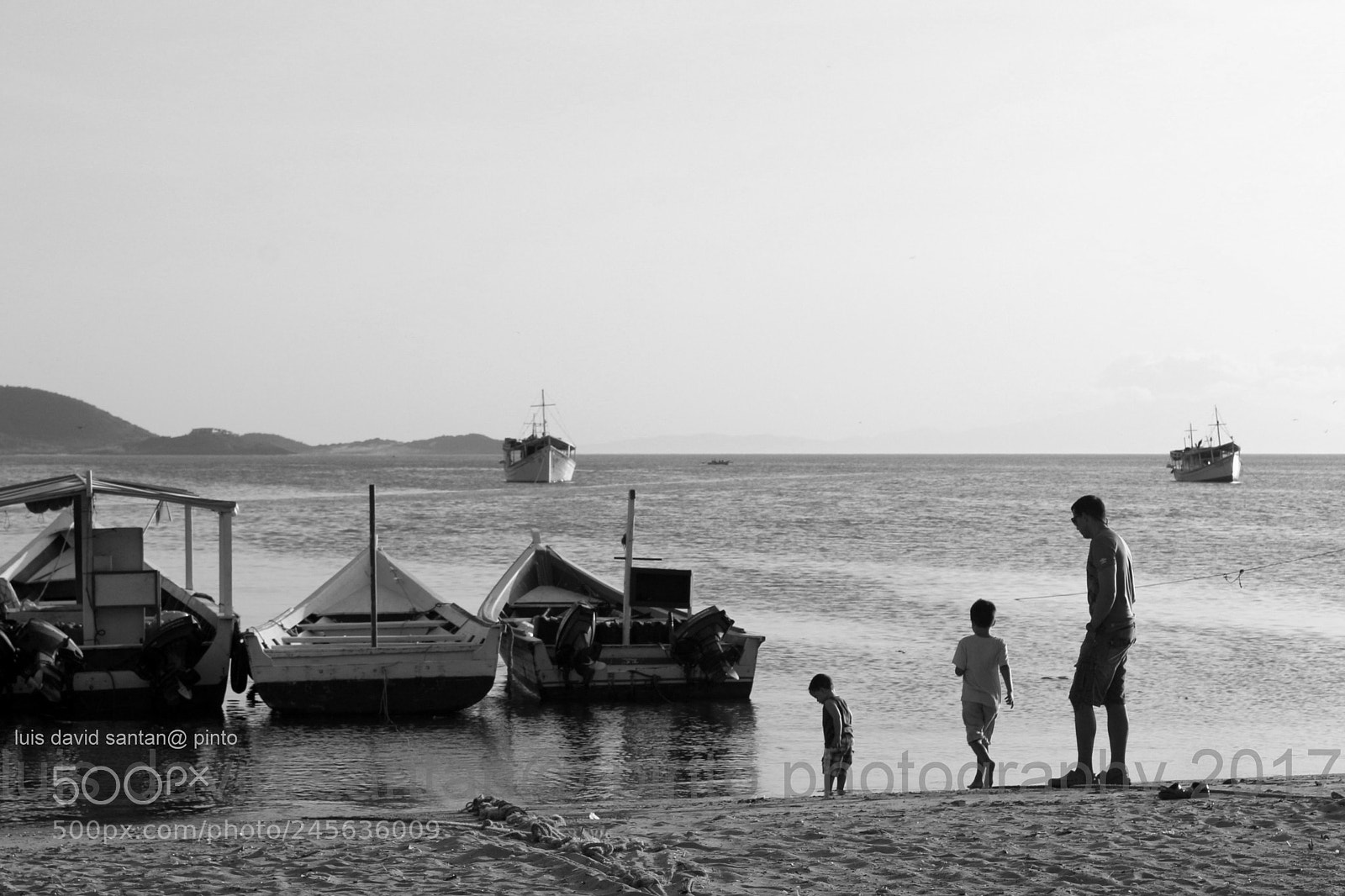 Canon EOS 700D (EOS Rebel T5i / EOS Kiss X7i) sample photo. Father and children walking photography