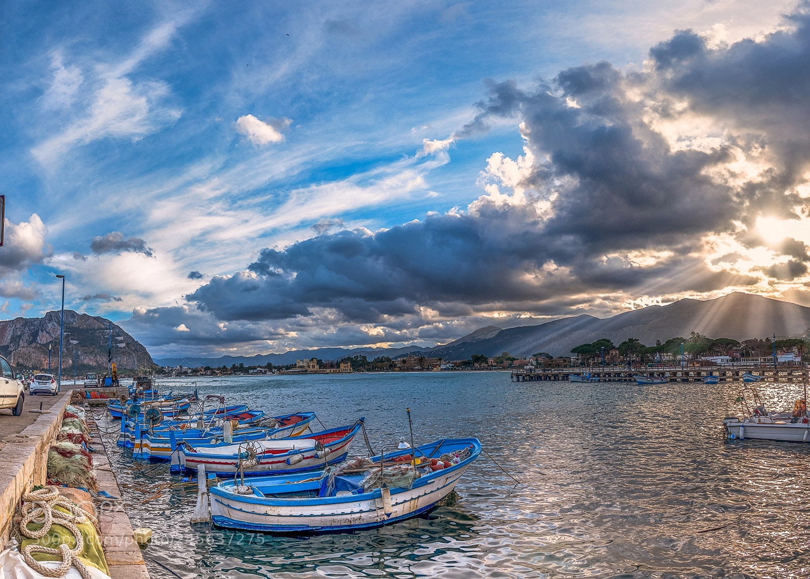 Sony Cyber-shot DSC-RX100 IV sample photo. Boats and rays photography