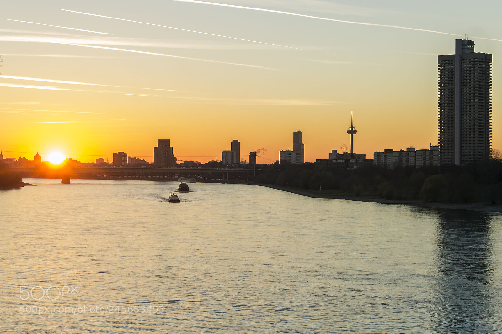 Canon EOS 600D (Rebel EOS T3i / EOS Kiss X5) sample photo. December sundown in cologne photography