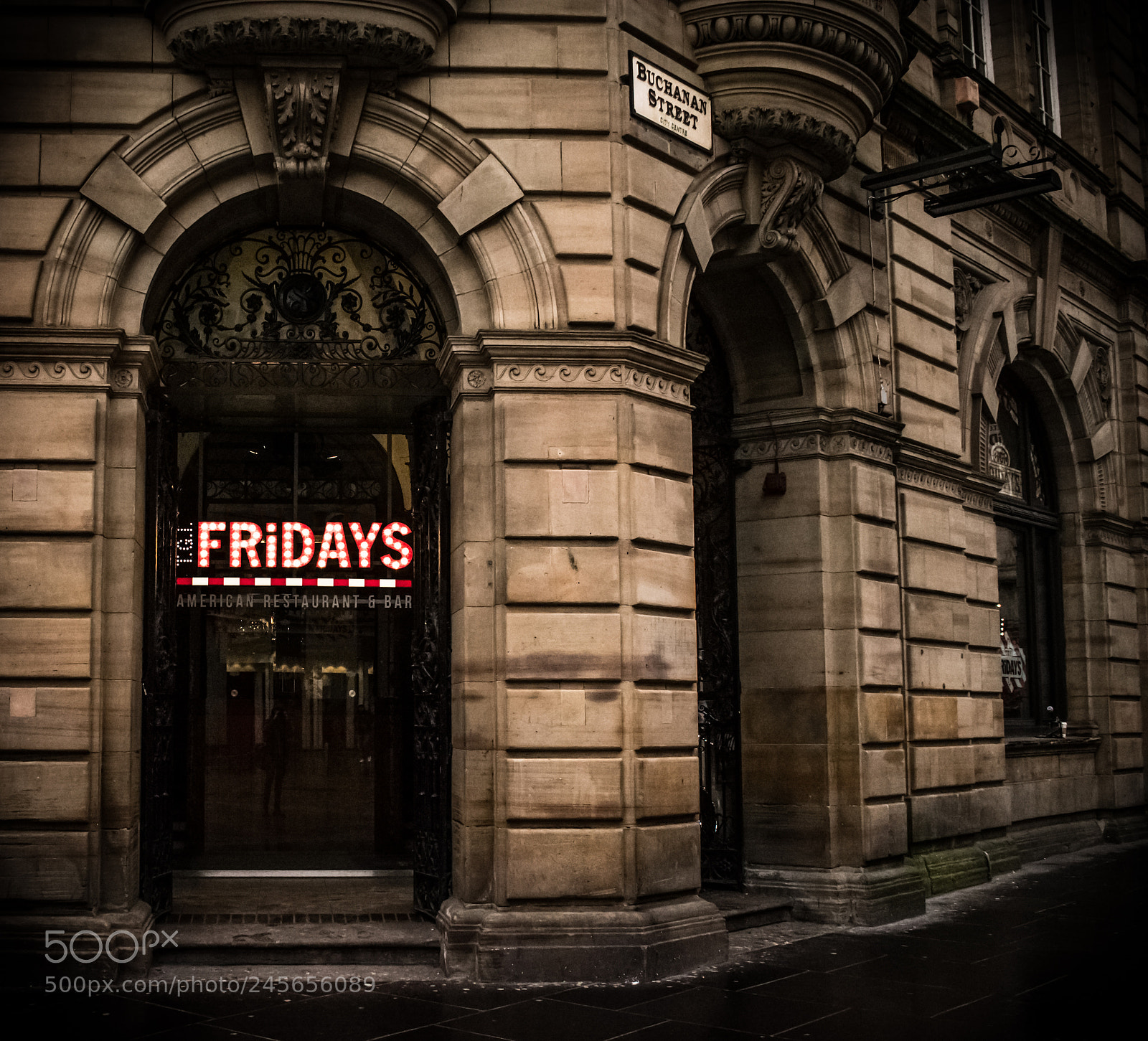 Nikon D3400 sample photo. Tgi friday's glasgow photography