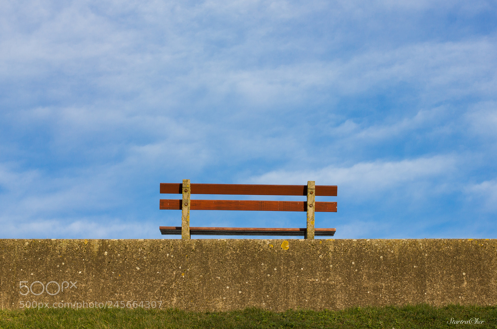 Canon EOS 550D (EOS Rebel T2i / EOS Kiss X4) sample photo. A bench with a photography