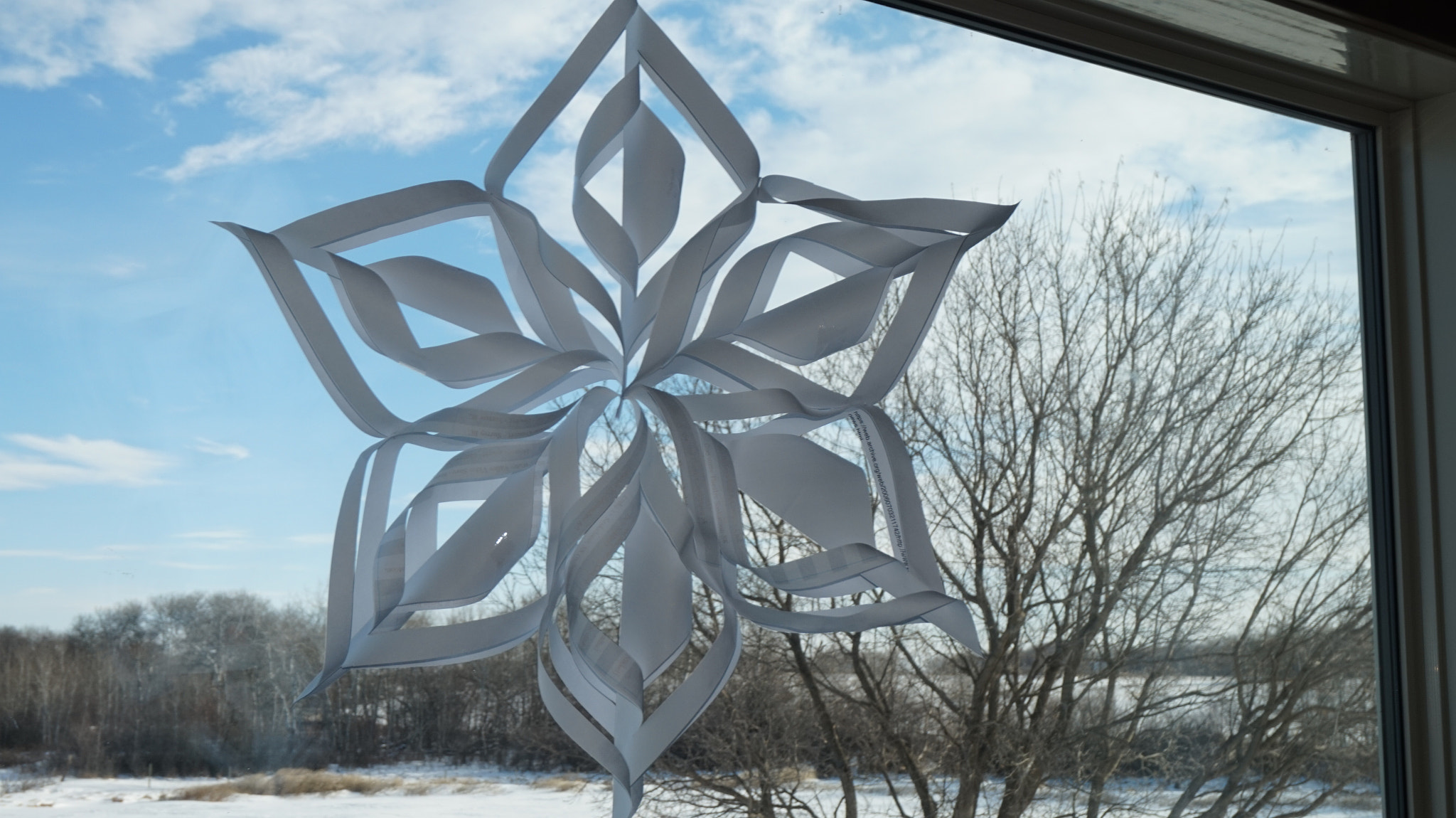 Sony Alpha a5000 (ILCE 5000) + Sony E 18-50mm F4-5.6 sample photo. Paper art snowflake photography