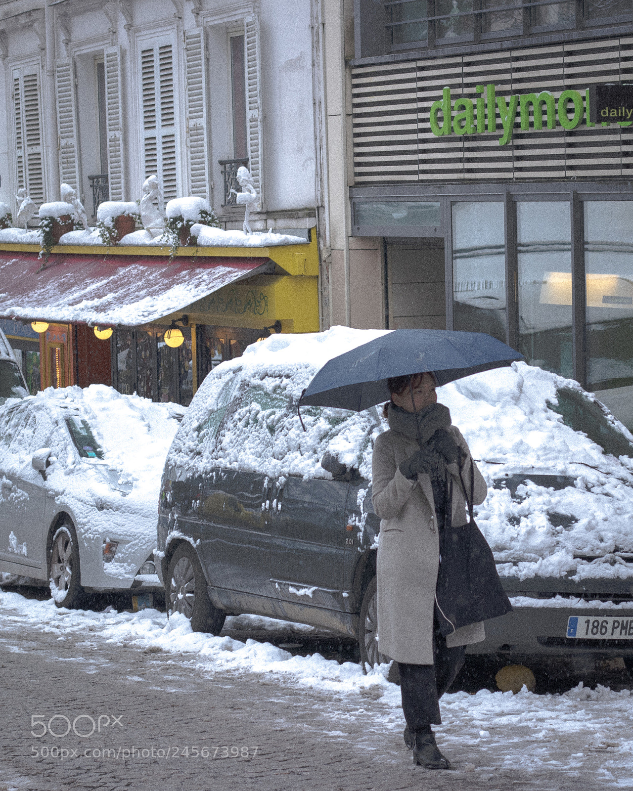 Canon EOS 200D (EOS Rebel SL2 / EOS Kiss X9) sample photo. People in snowing paris photography