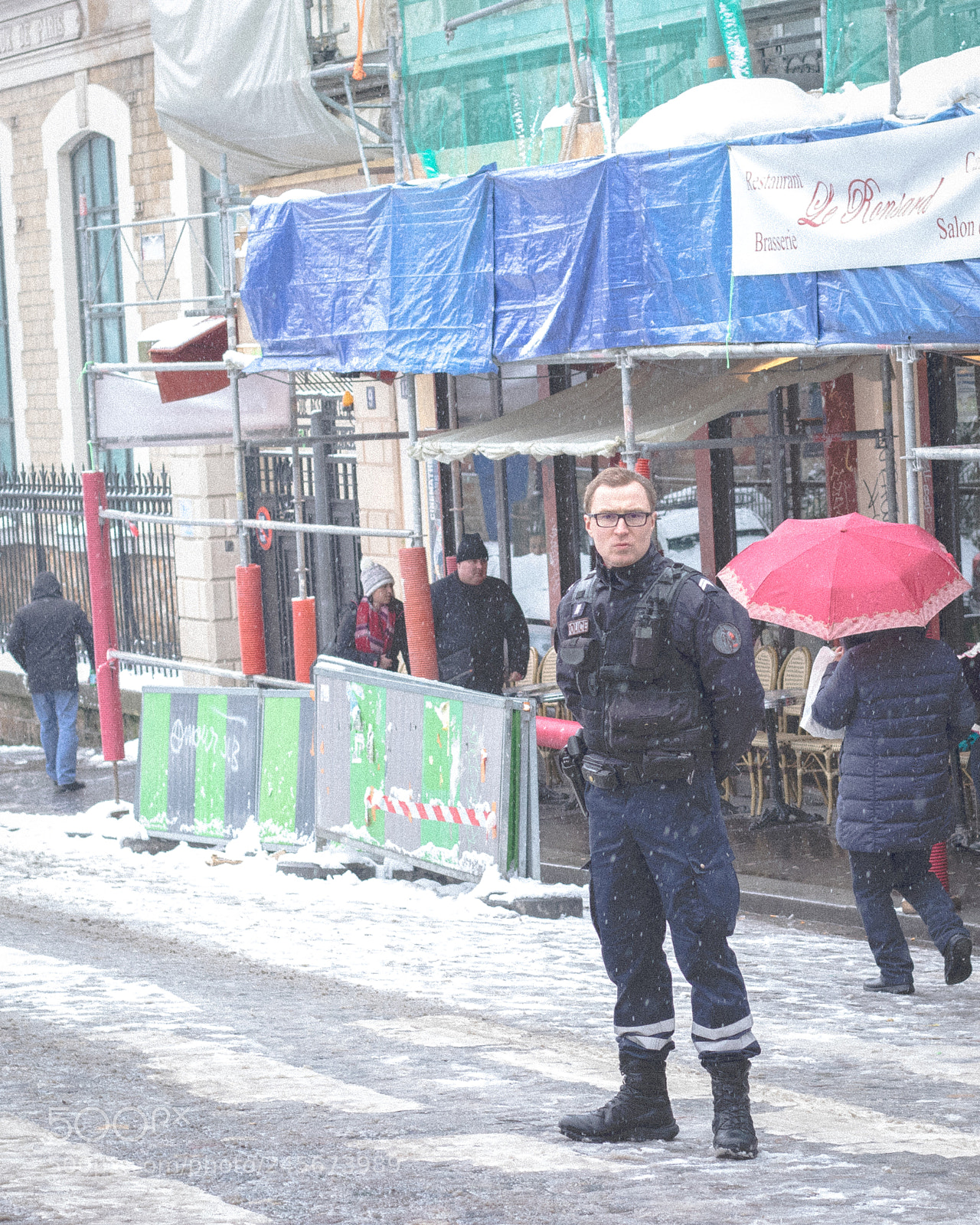 Canon EOS 200D (EOS Rebel SL2 / EOS Kiss X9) sample photo. People in snowing paris photography