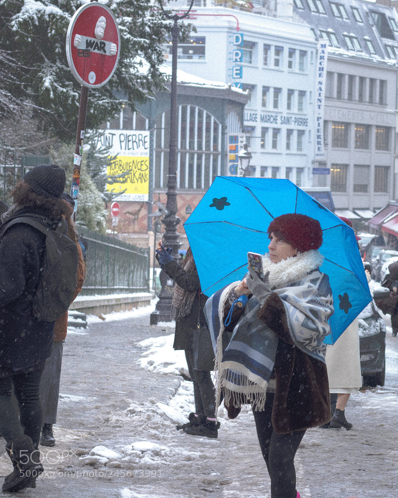 Canon EOS 200D (EOS Rebel SL2 / EOS Kiss X9) sample photo. People in snowing paris photography