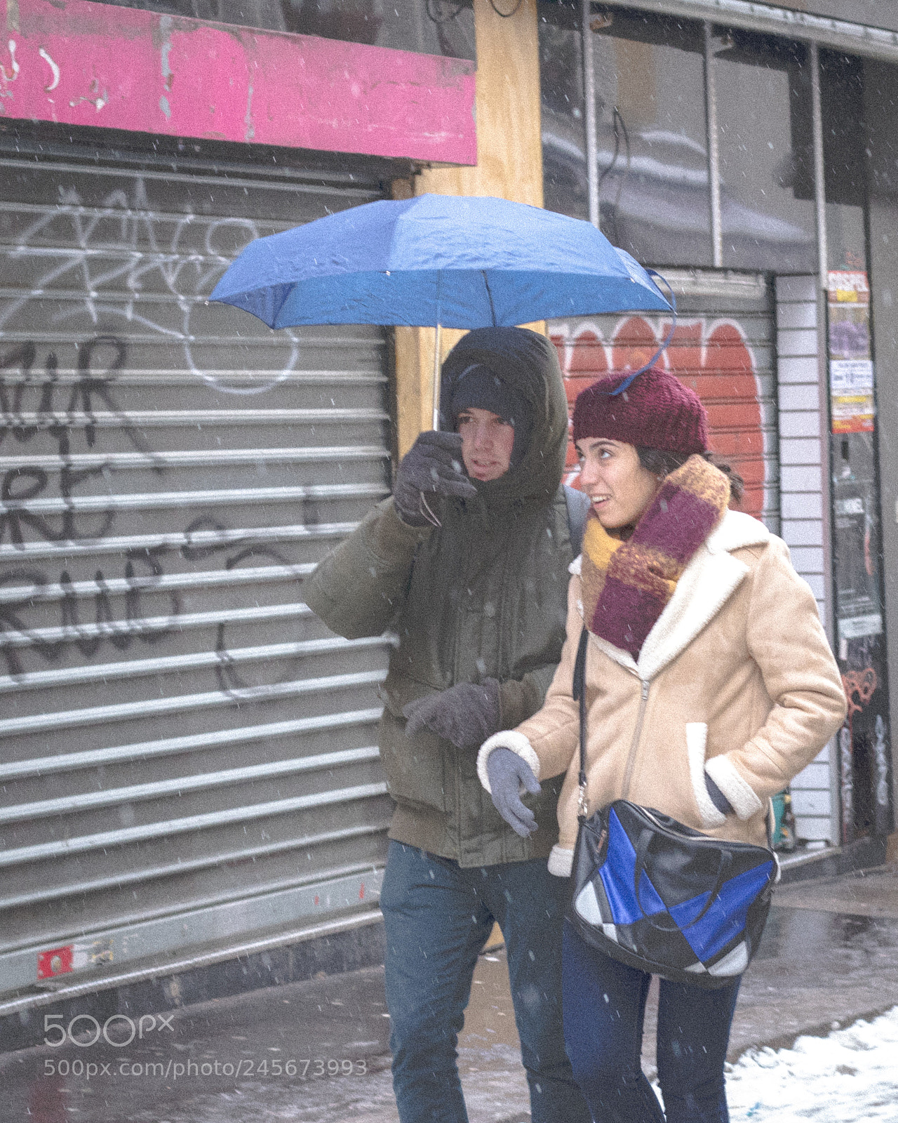 Canon EOS 200D (EOS Rebel SL2 / EOS Kiss X9) sample photo. People in snowing paris photography
