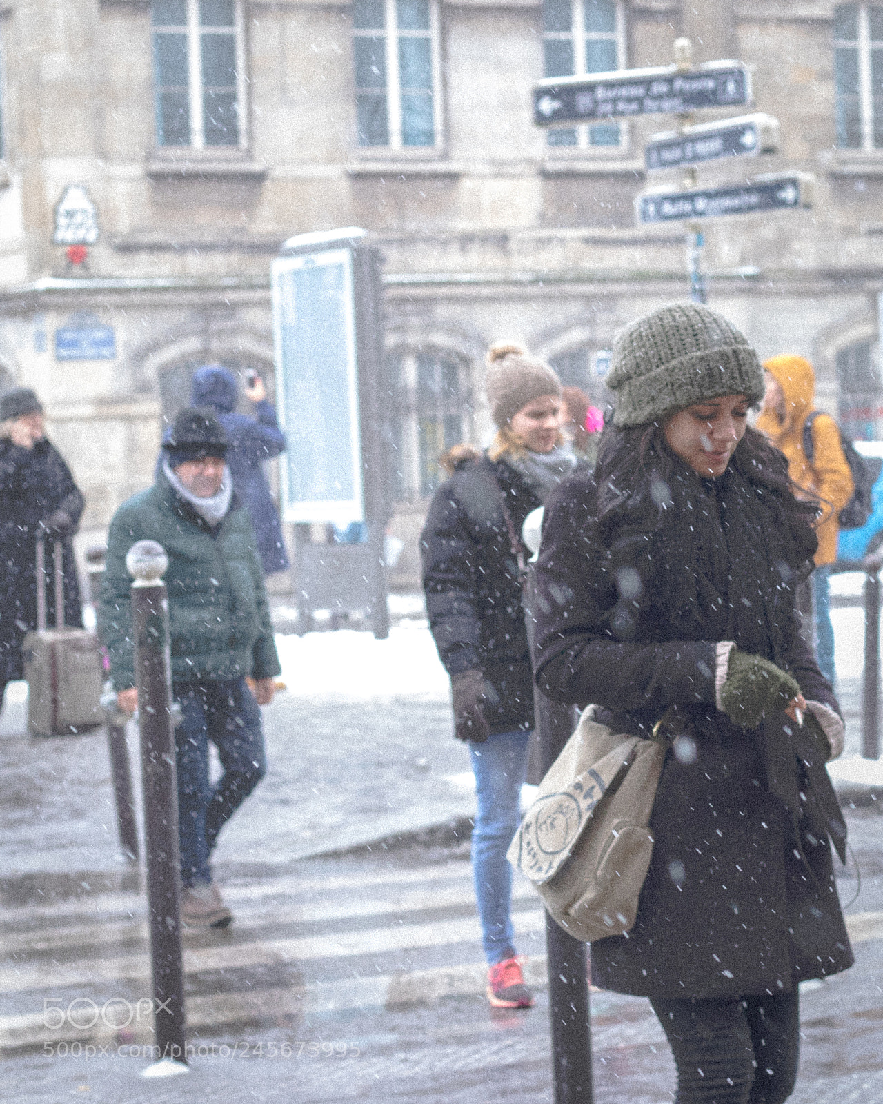 Canon EOS 200D (EOS Rebel SL2 / EOS Kiss X9) sample photo. People in snowing paris photography