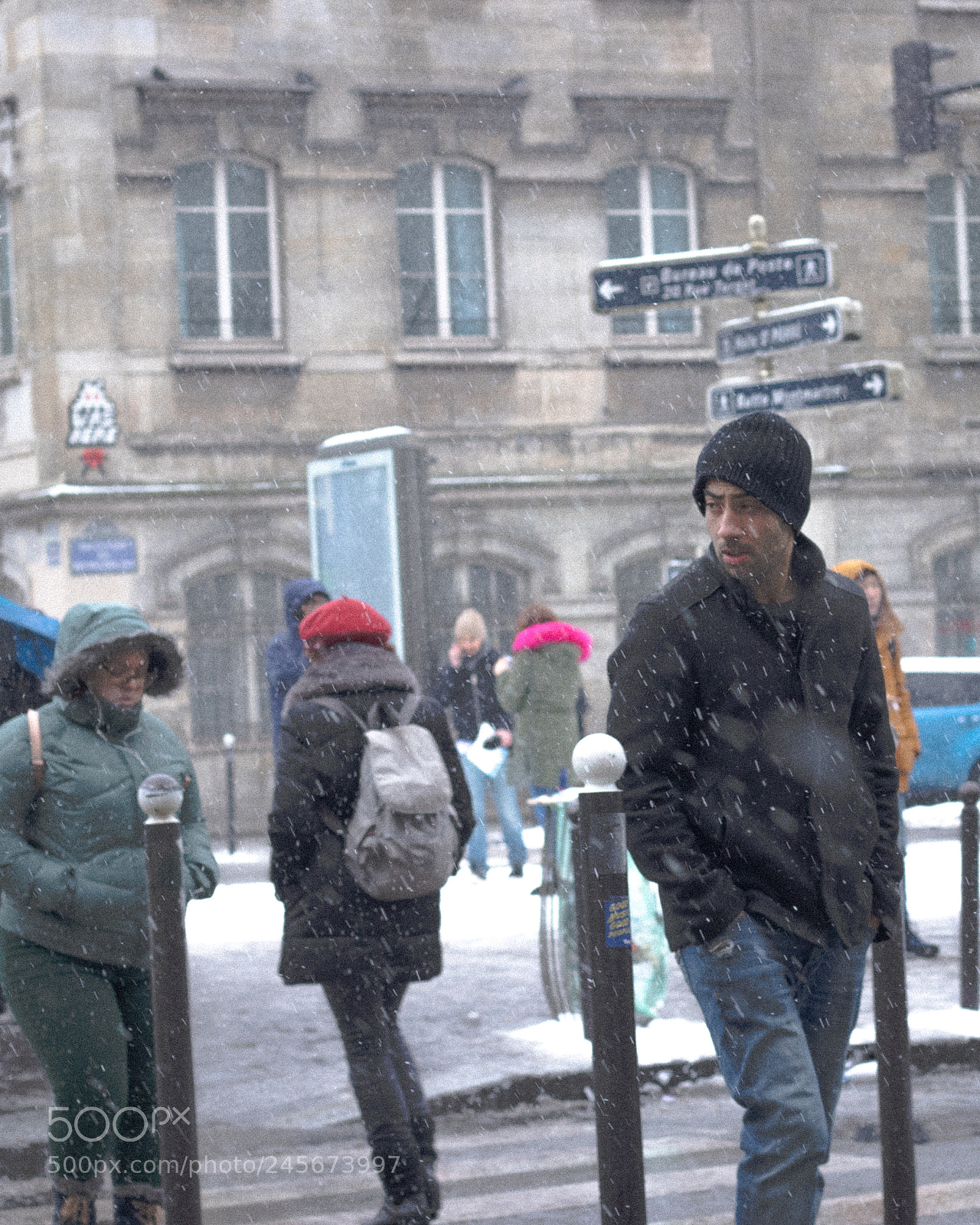 Canon EOS 200D (EOS Rebel SL2 / EOS Kiss X9) sample photo. People in snowing paris photography