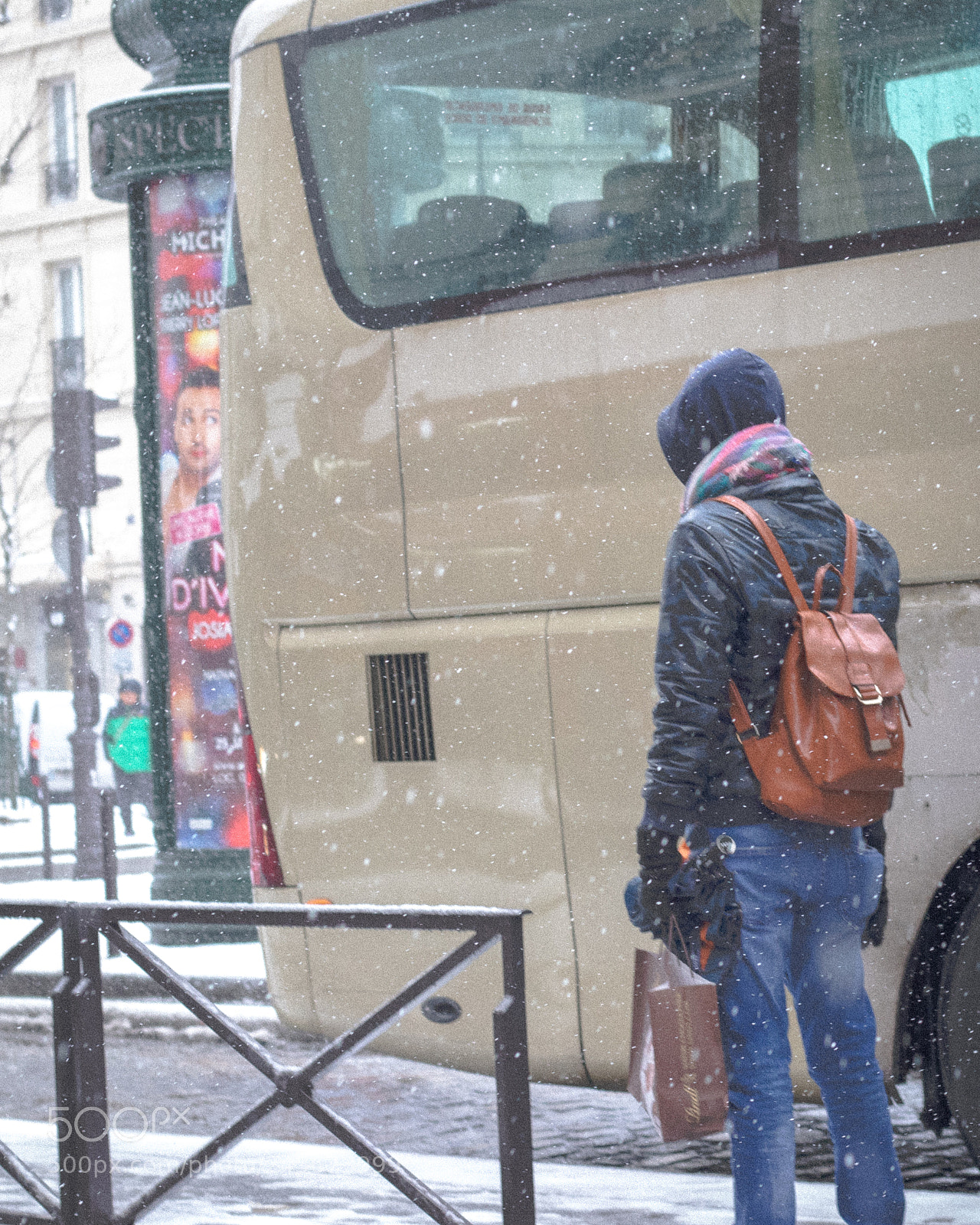 Canon EOS 200D (EOS Rebel SL2 / EOS Kiss X9) sample photo. People in snowing paris photography