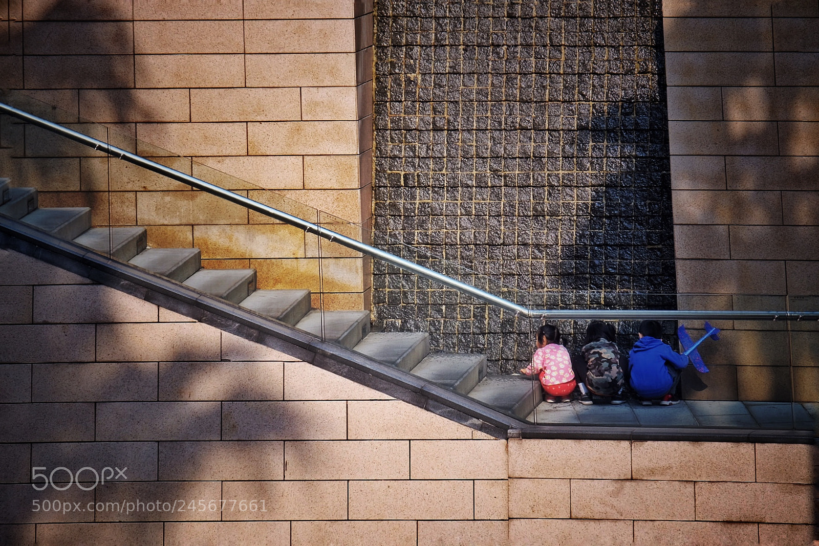 Fujifilm X-E2 sample photo. 路旁嬉戲的孩子 photography